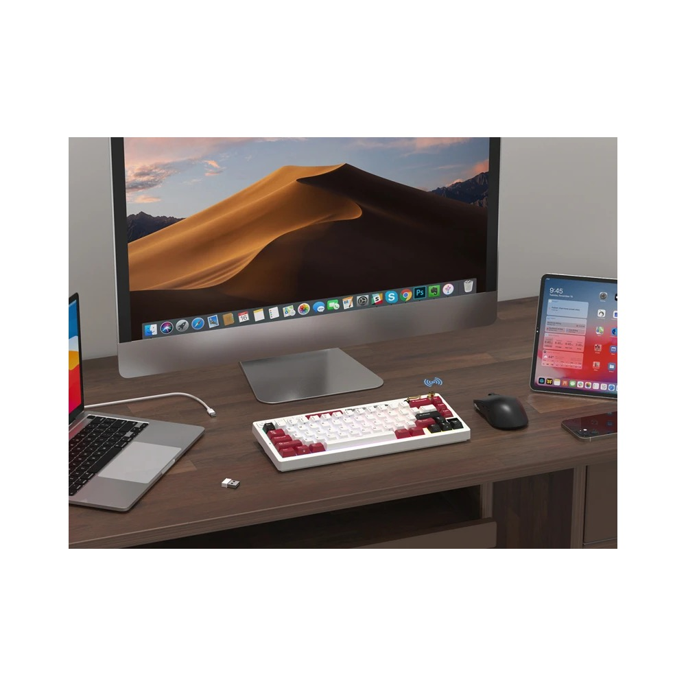 Drewniane biurko z dużym monitorem komputerowym, klawiaturą, myszką, laptopem i tabletem.