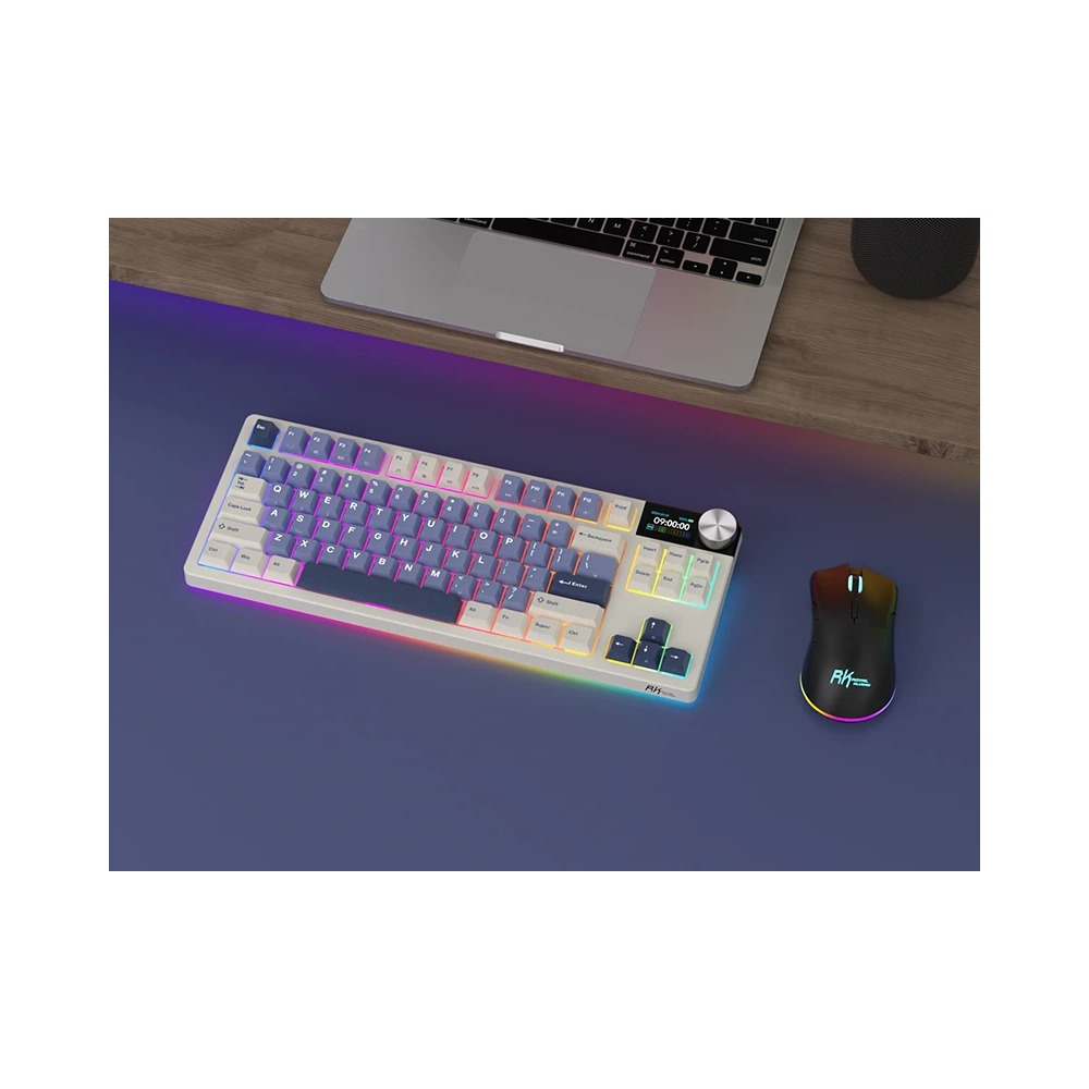 Biała klawiatura mechaniczna z oświetleniem RGB, czarna mysz i laptop na biurku.