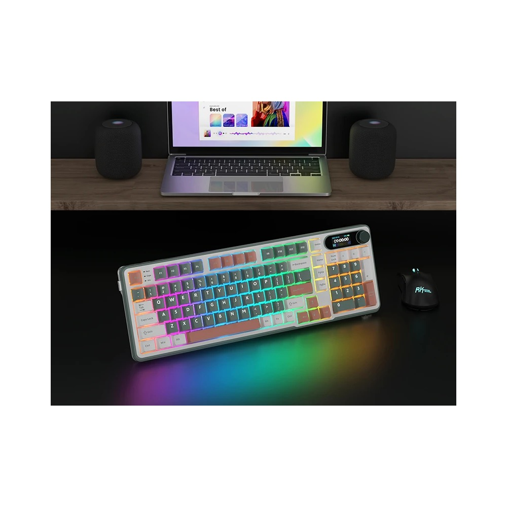 Podświetlana klawiatura mechaniczna z wyświetlaczem, mysz, laptop i dwa głośniki na drewnianym biurku.