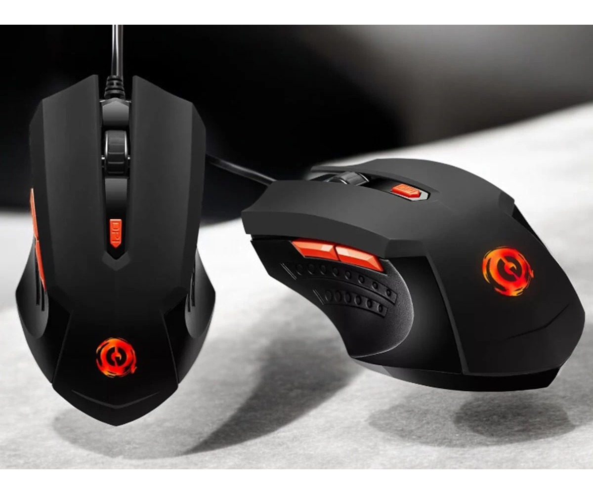 Dos ratones de juego negros con detalles rojos y logotipos brillantes sobre una superficie brillante.