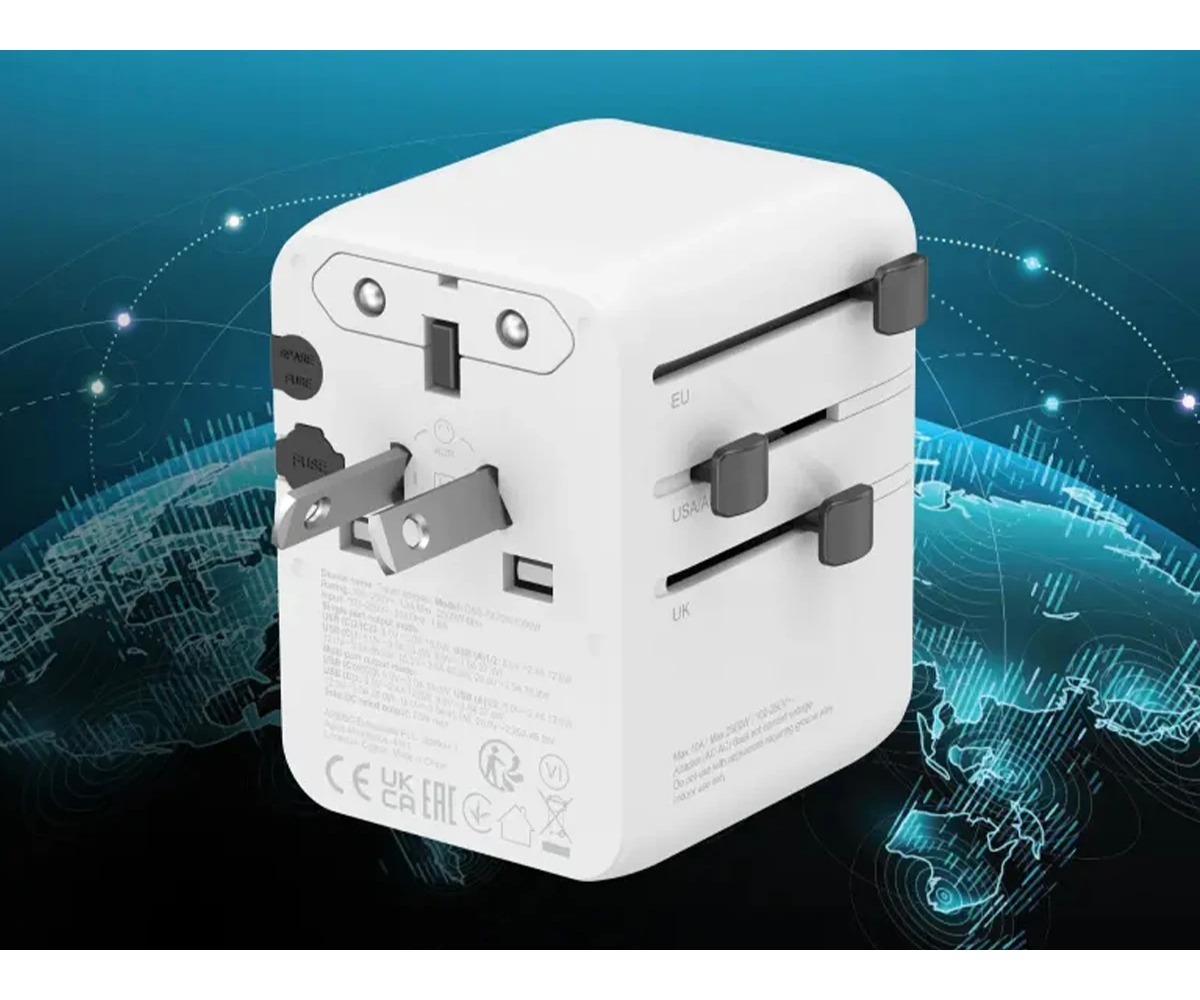 Biały uniwersalny adapter podróżny z przesuwanymi bolcami na tle cyfrowego globu.