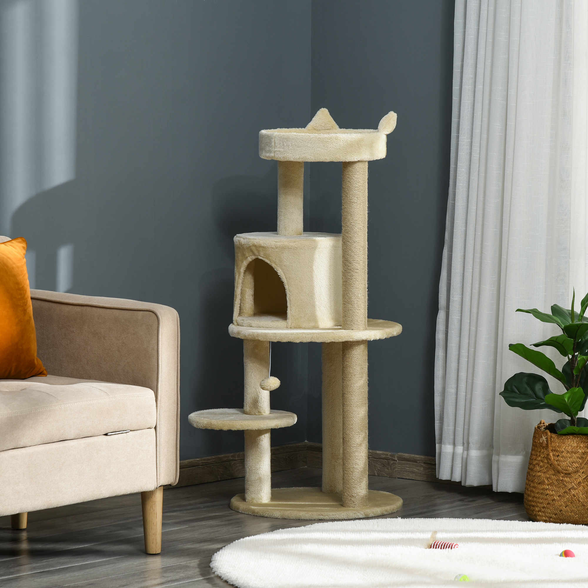 Albero per gatti beige a più livelli con tiragraffi in sisal, una cuccia e un trespolo superiore in un salotto.