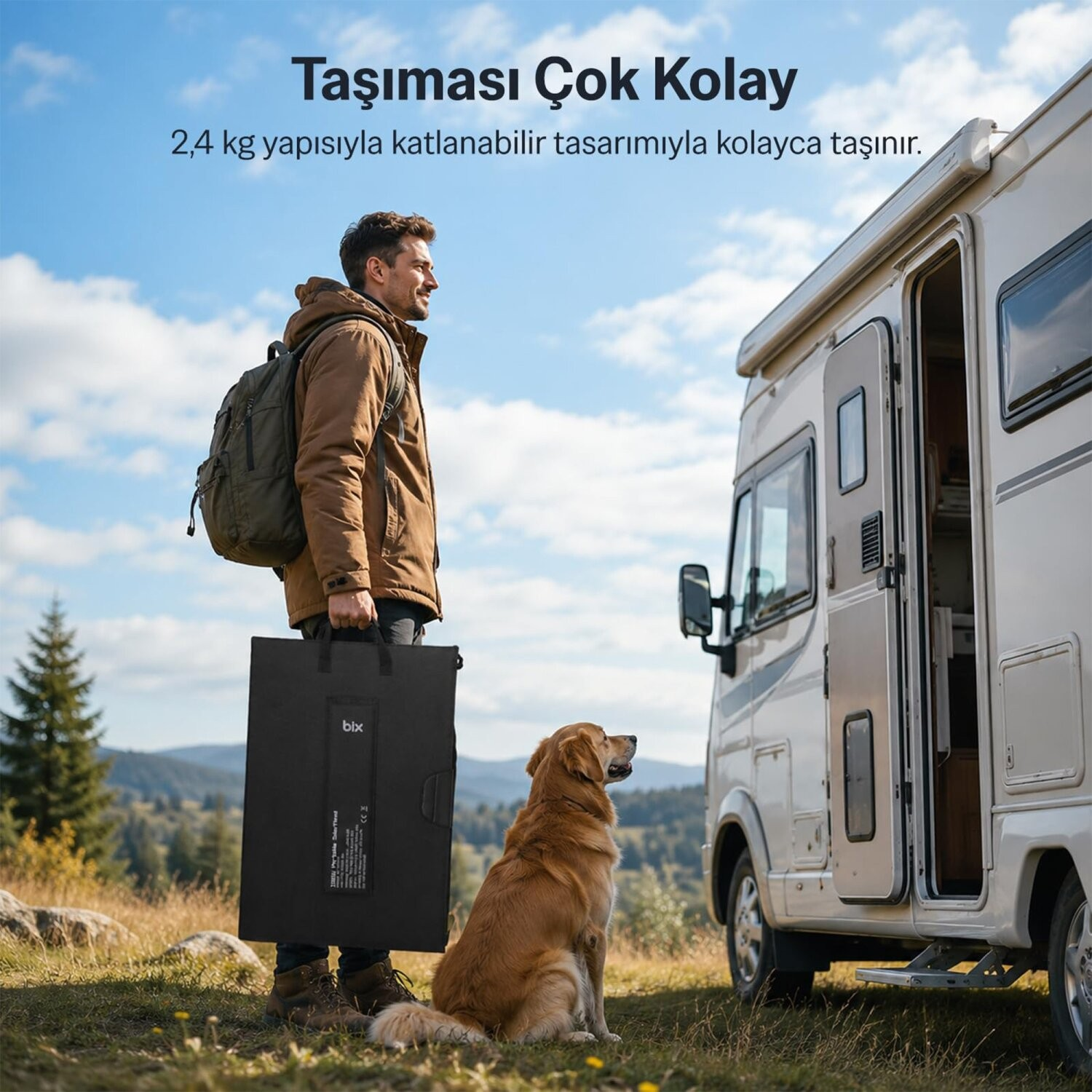 Sırt çantalı bir adam ve köpeği karavanın yanında çayırda duruyor, siyah çanta tutuyor.