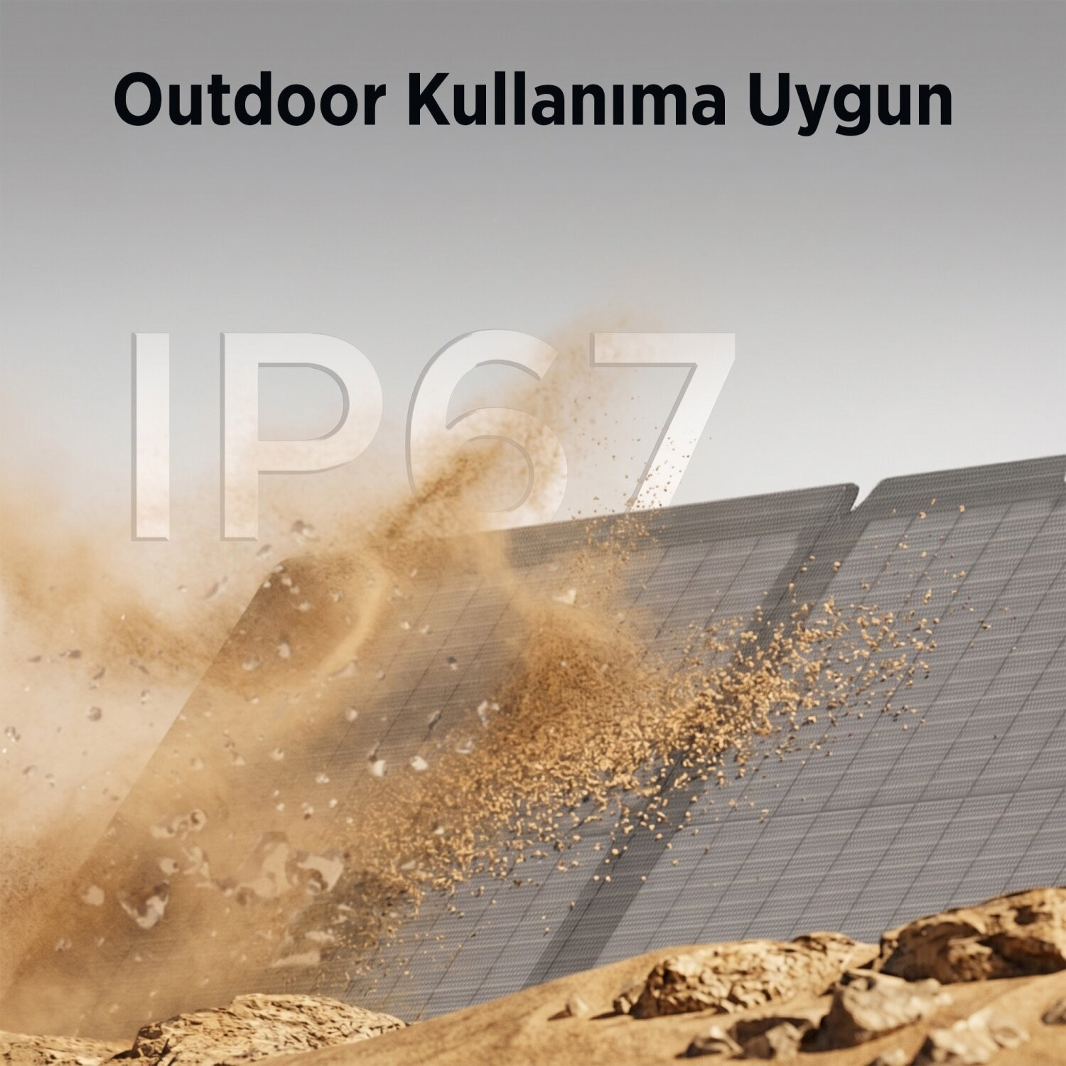 Güneş panellerinin önünde uçuşhan toz ve kum, arkada Outdoor Kullanıma Uygun ve IP67 yazısı.