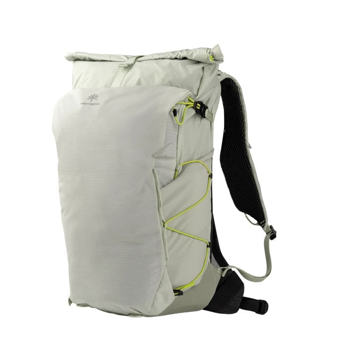 Ein hellgrauer Rucksack mit Rolltop-Verschluss und neongelben Akzenten vor weißem Hintergrund.