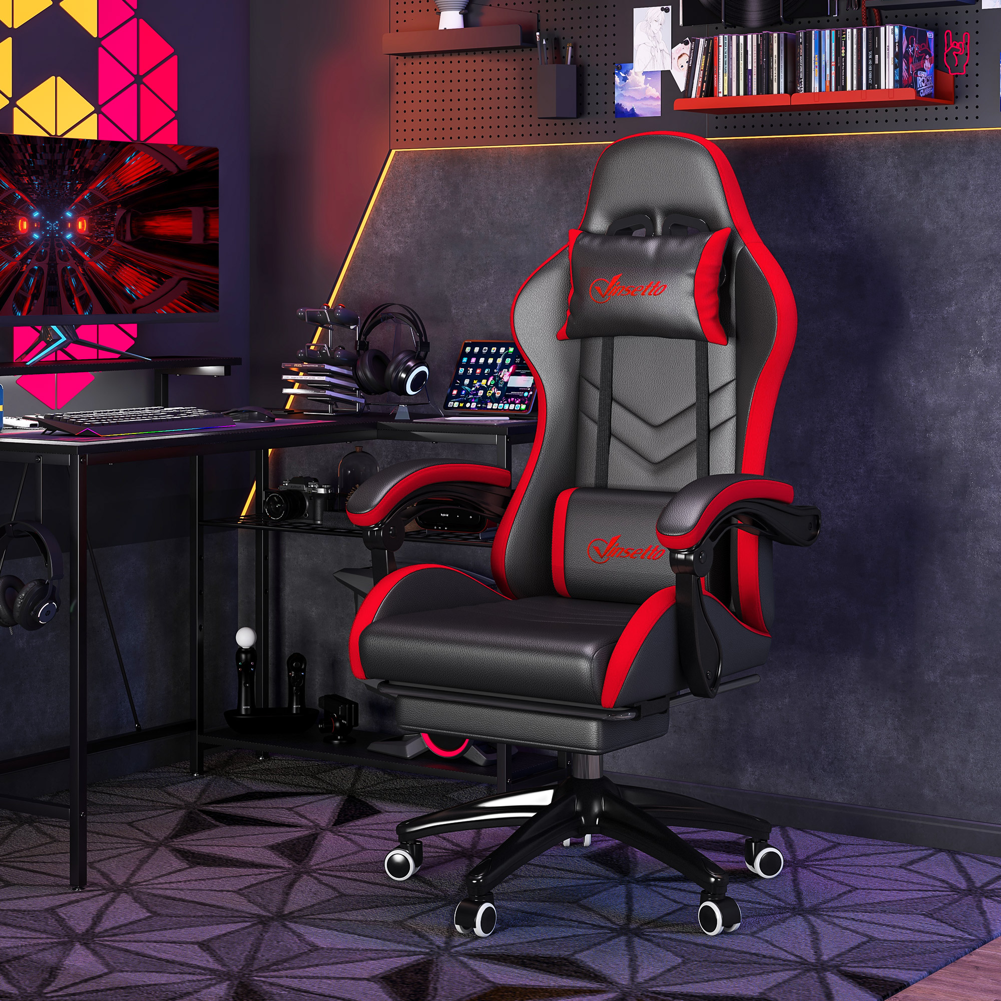 Una sedia da gaming nera e rossa davanti a una scrivania con monitor e accessori in una stanza illuminata al neon.