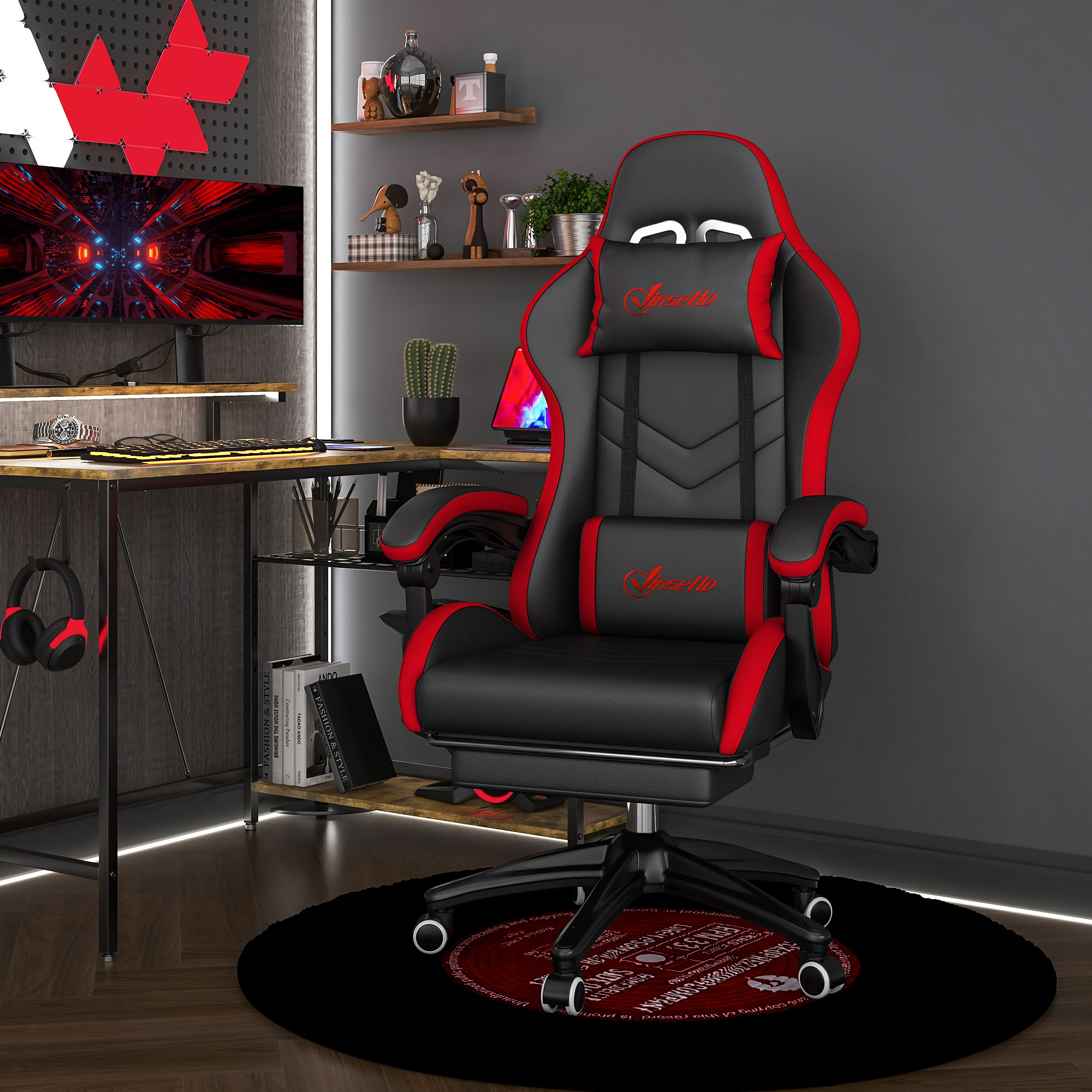 Una sedia da gaming nera e rossa in una stanza moderna con scrivania, monitor e scaffali sullo sfondo.