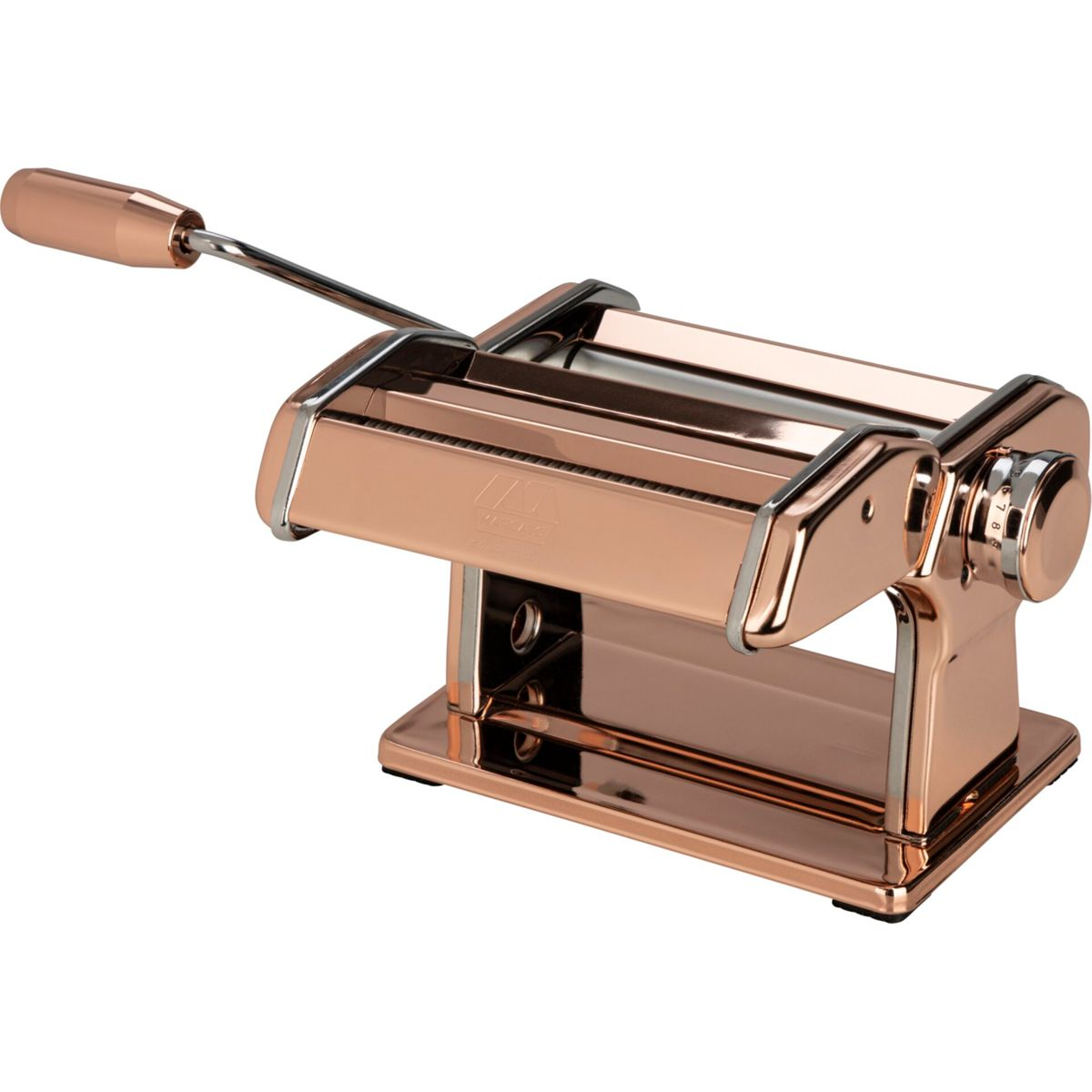 Eine glänzende, kupferfarbene Nudelmaschine mit Kurbel auf weißem Hintergrund.