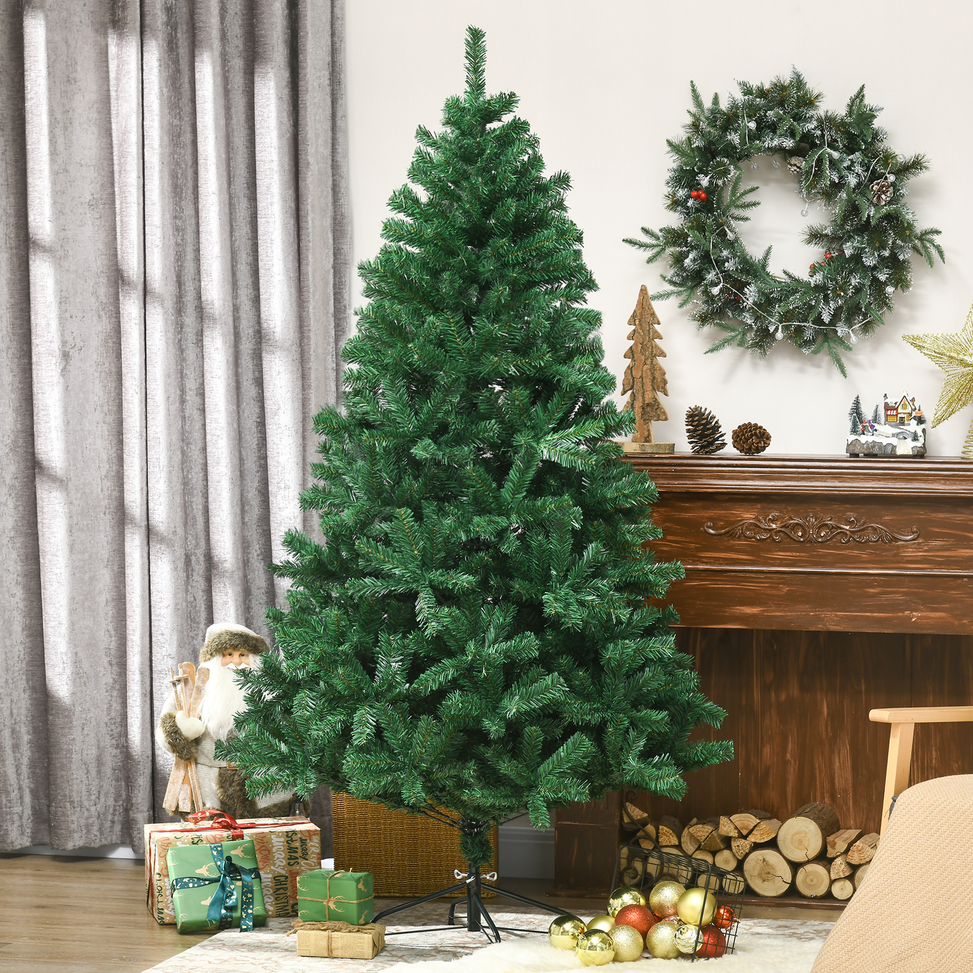 Un gran árbol de navidad está en una sala acogedora ante una chimenea, rodeado de regalos y decoración festiva.