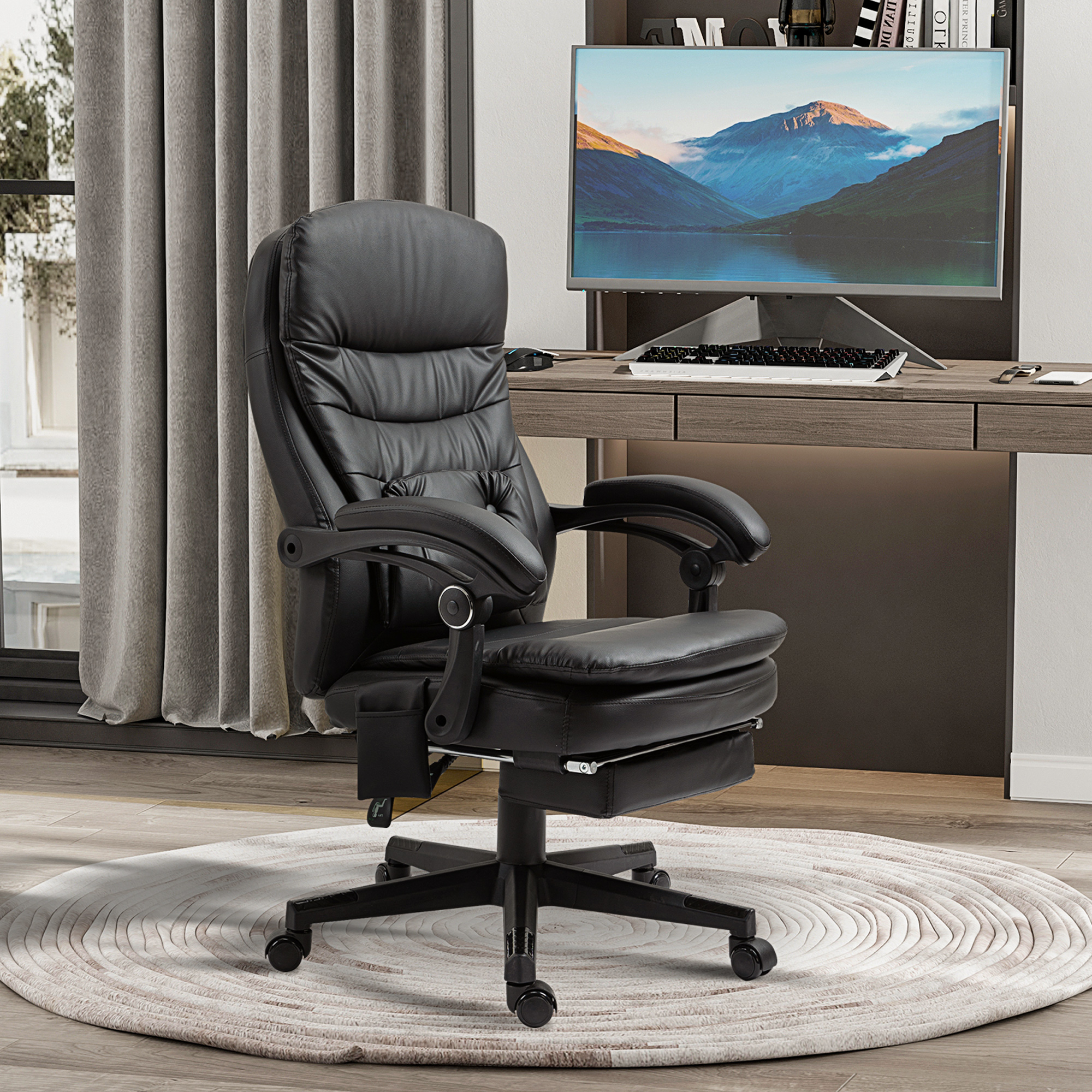 Una sedia da ufficio in pelle nera su un tappeto rotondo davanti a una scrivania con un monitor paesaggistico.