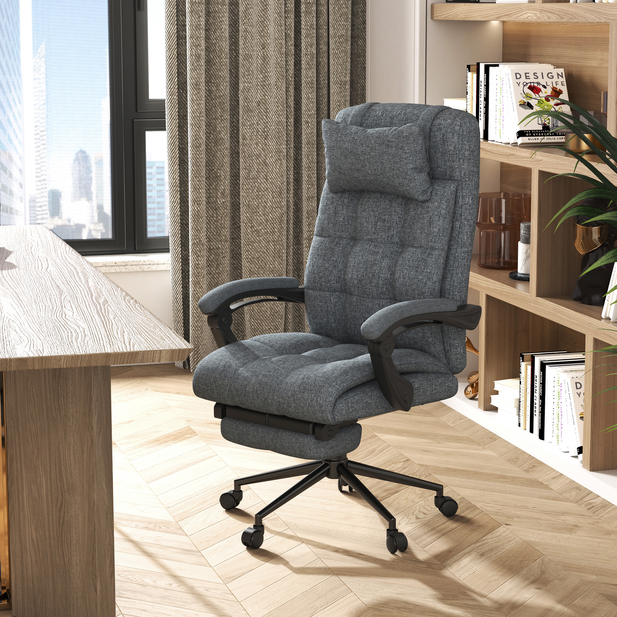 Una sedia da ufficio ergonomica grigia con poggiapiedi si trova in una stanza moderna con pavimento in legno e libreria.