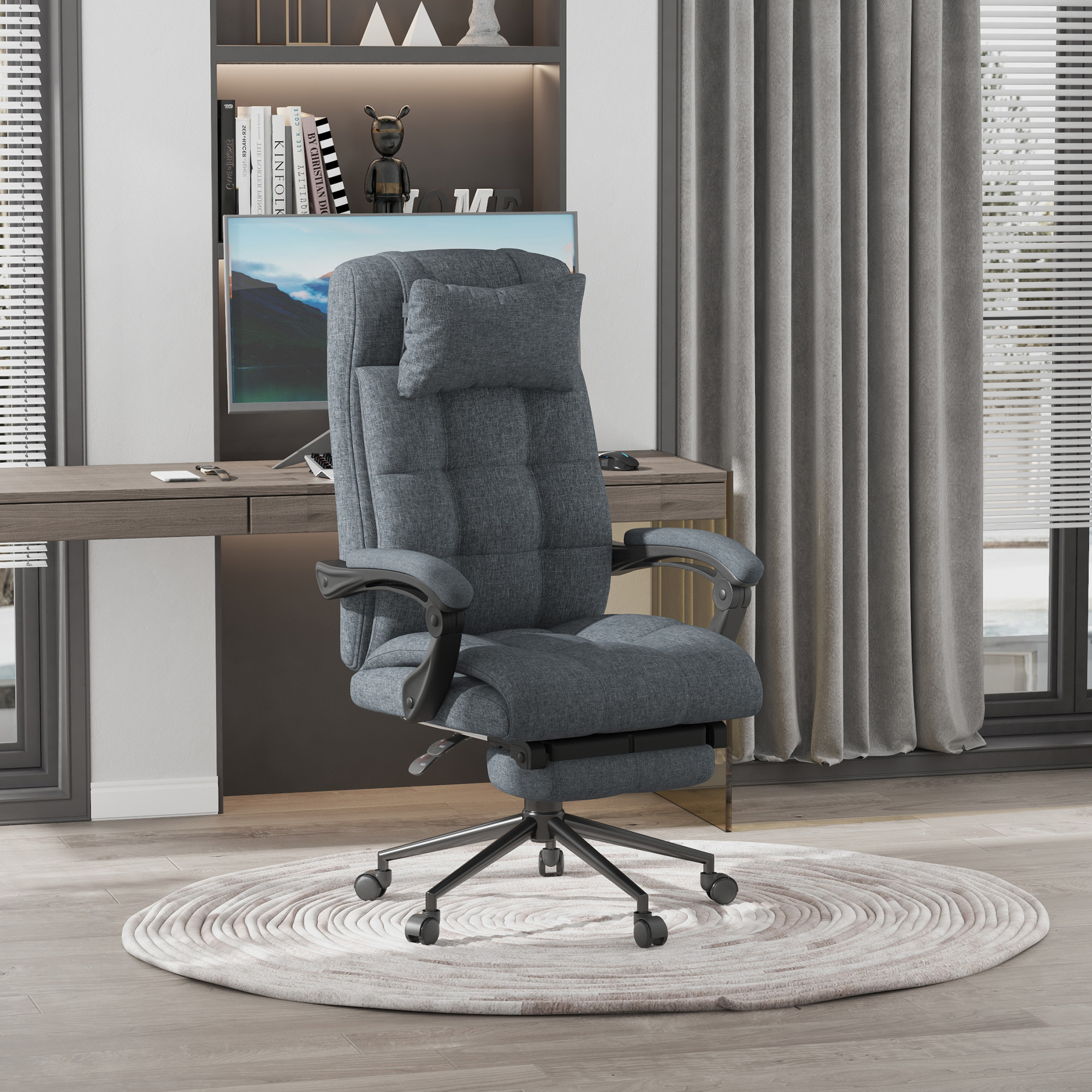 Una sedia da ufficcio imbottita blu con poggiatesta e poggiapiedi su un tappeto rotondo in un ufficio moderno.