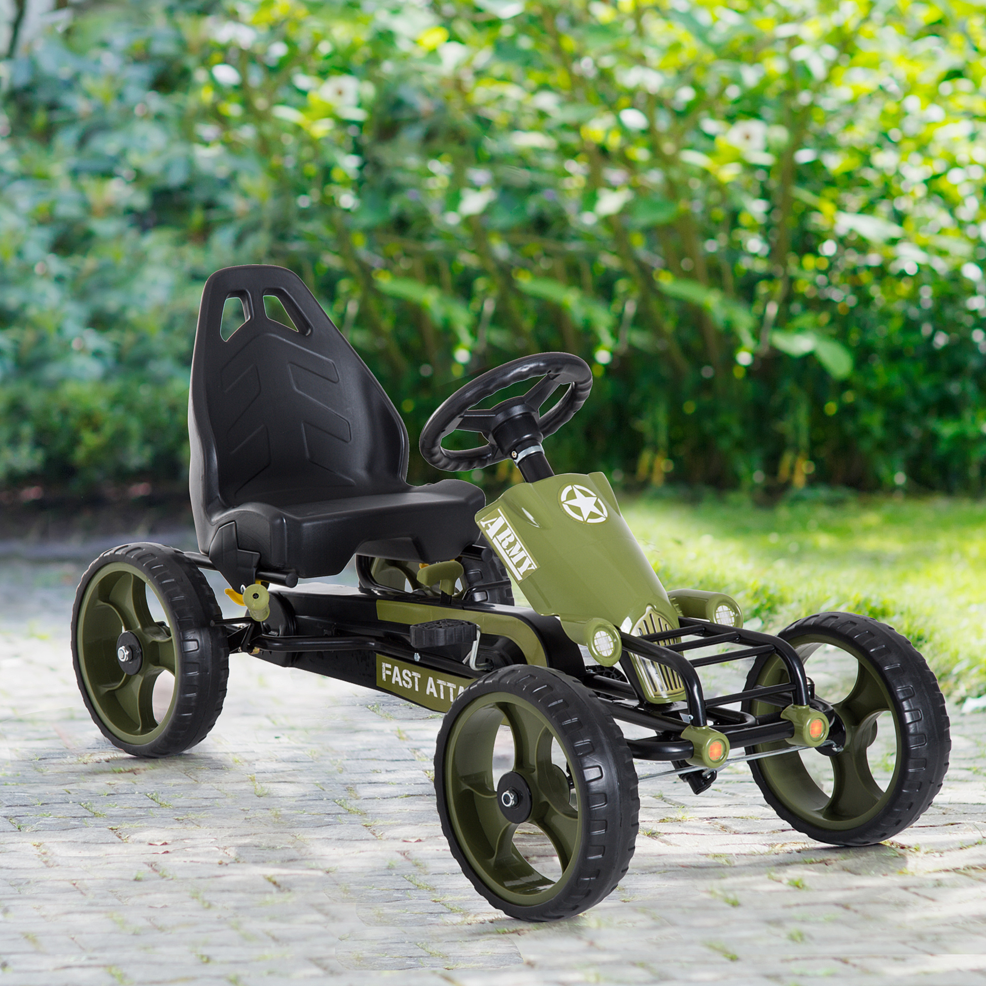 Un kart verde oliva con sedile e volante neri su un sentiero lastricato davanti a un giardino verde.