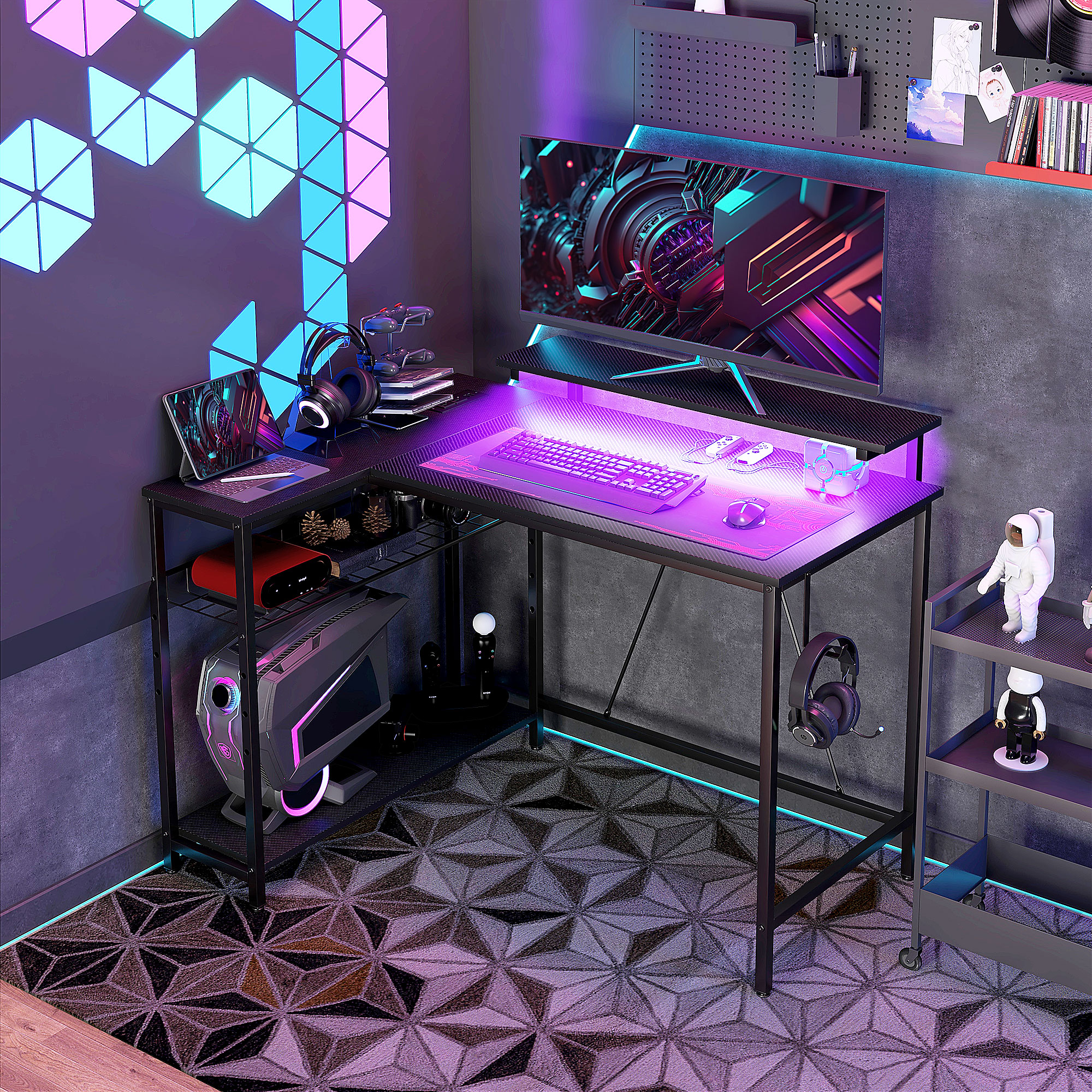 Moderno setup da gioco con PC, monitor, illuminazione RGB, motivo a parete geometrico e tappeto grigio.