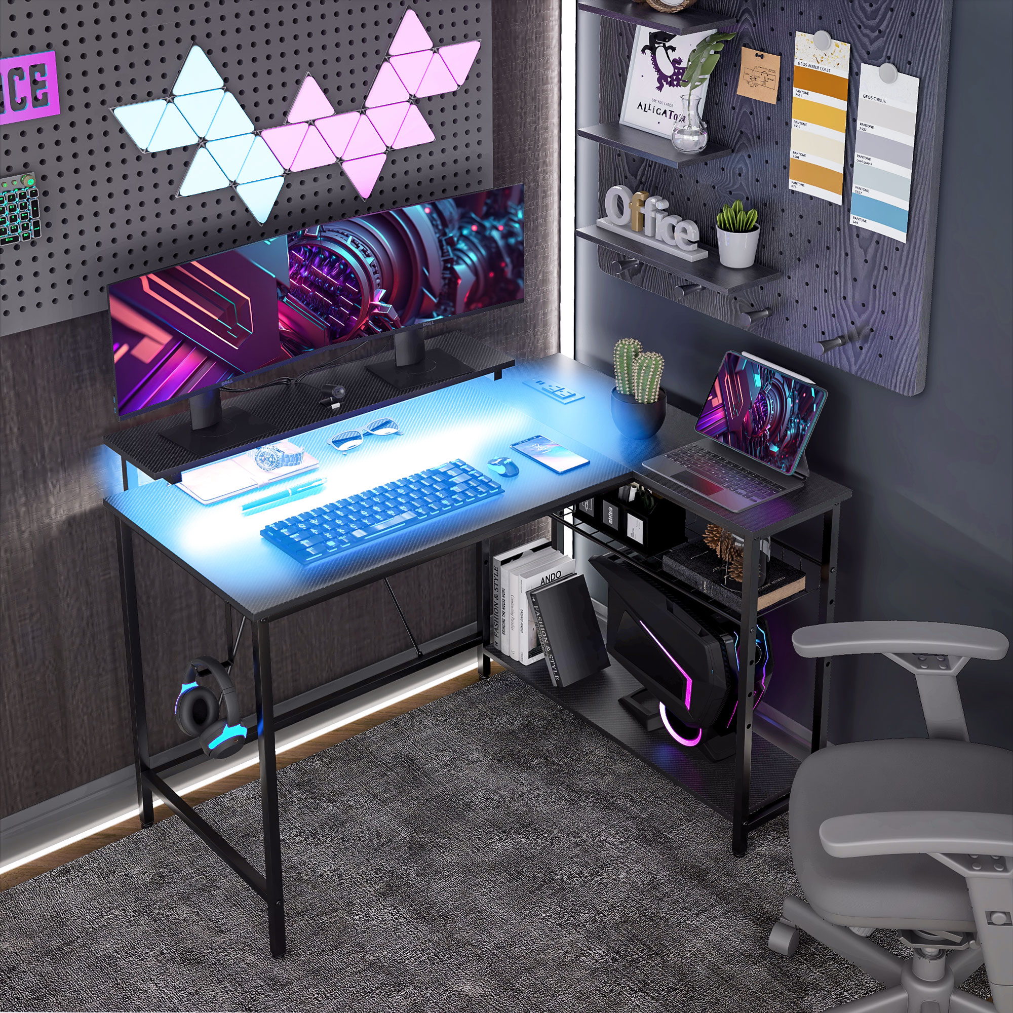 Moderna postazione da gioco con monitor, tastiera, luce LED blu, laptop, torre PC, mensole a muro e sedia grigia.