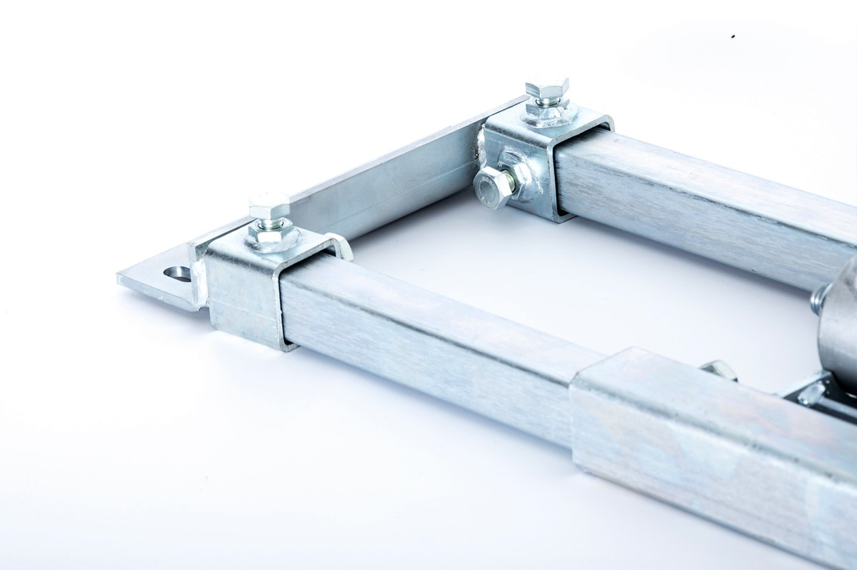 Verzinkte Metallstruktur mit U-Bügeln und Schrauben auf hellem Hintergrund.
