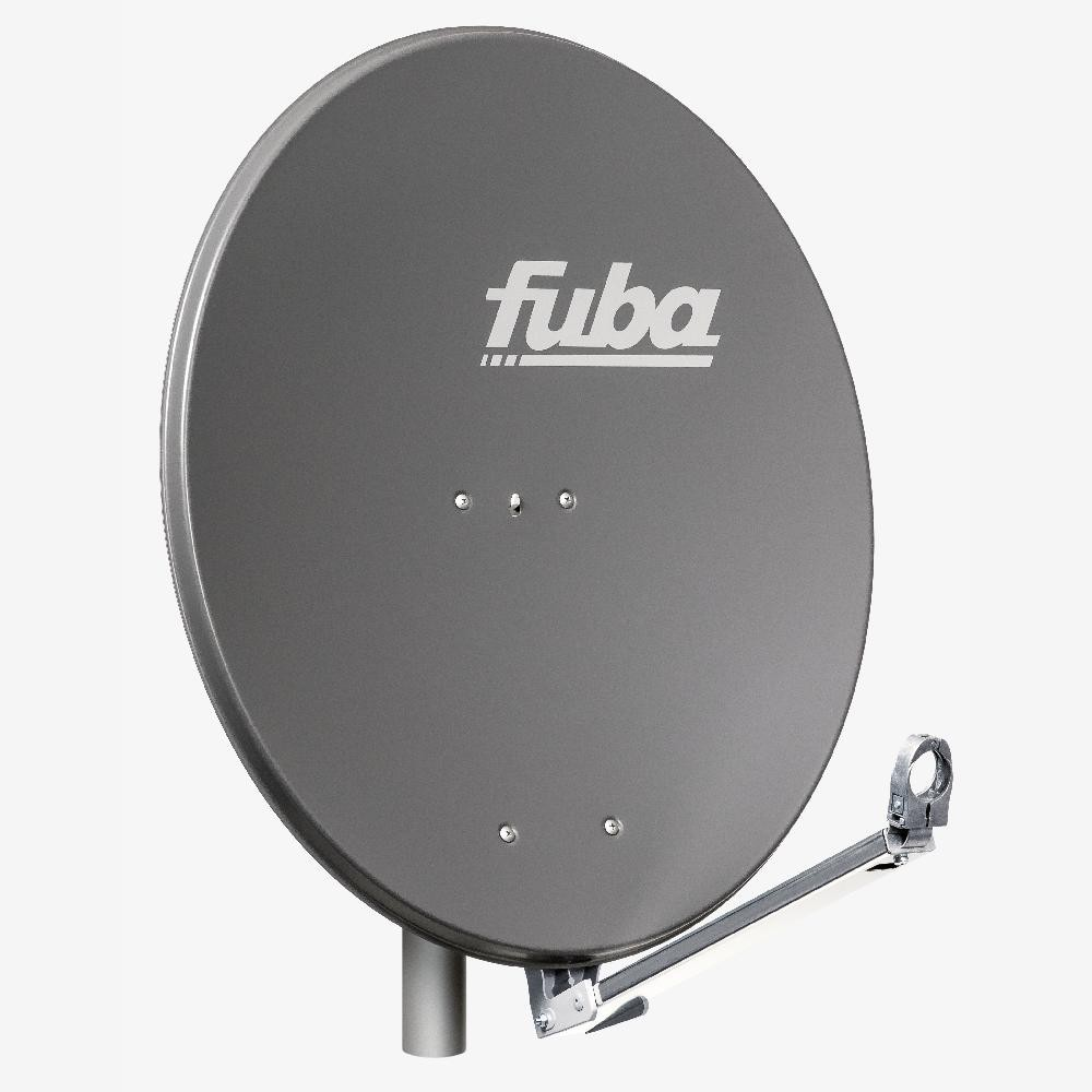 Eine graue Fuba-Satellitenschüssel vor schlichtem Hintergrund mit Haltearm unten rechts.