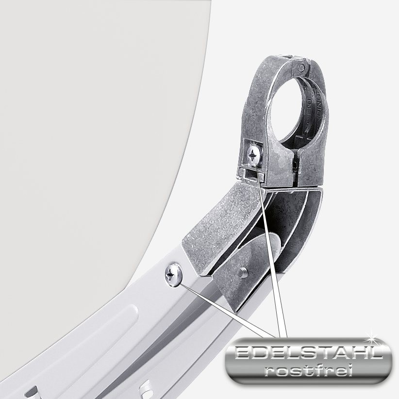 Nahaufnahme einer Edelstahlschelle und Schrauben an einem weißen Satellitenschüsselarm mit Edelstahl-Etikett.