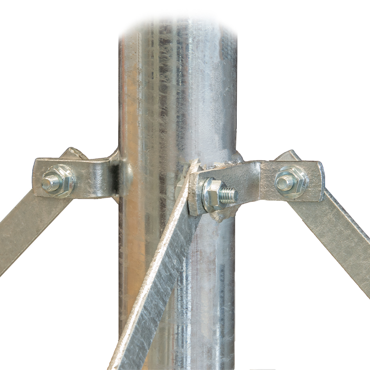 Verzinktes Metallrohr mit drei angeschweißten Streben und Schrauben.