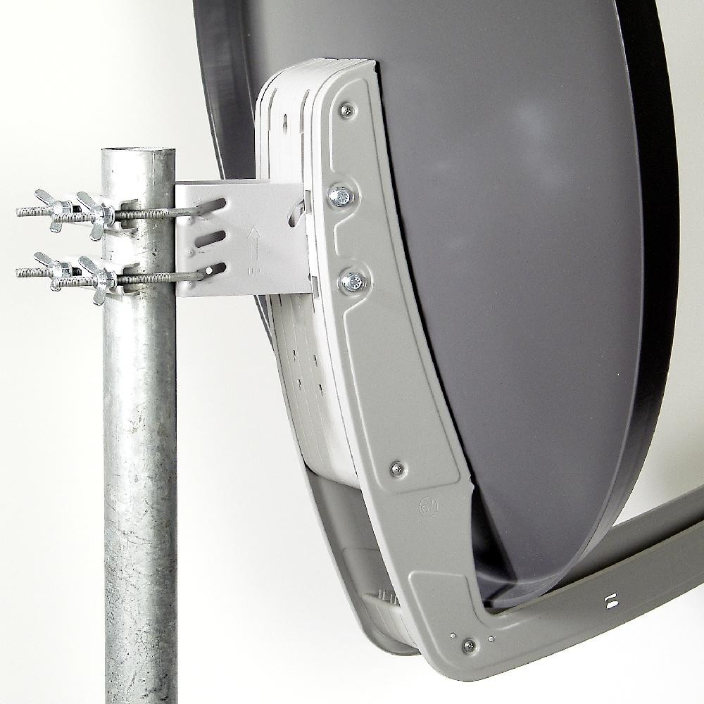 Eine graue Satellitenschüssel ist mit U-Bolzen an einem Metallmast befestigt.
