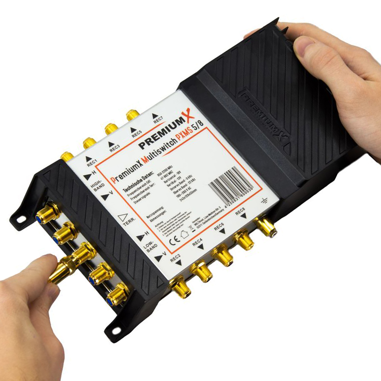 Eine Hand schließt ein goldenes Kabel an einen schwarzen PremiumX Multiswitch PXMS 5/8 an.