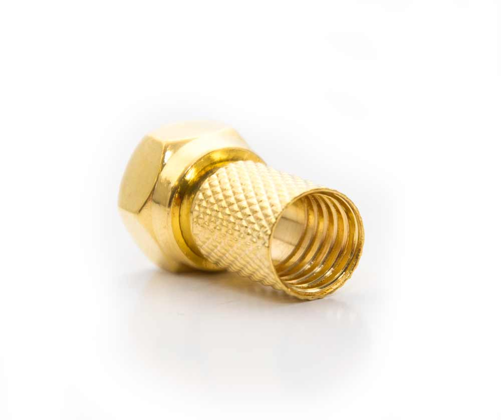 Ein goldener F-Stecker auf weißem Hintergrund.