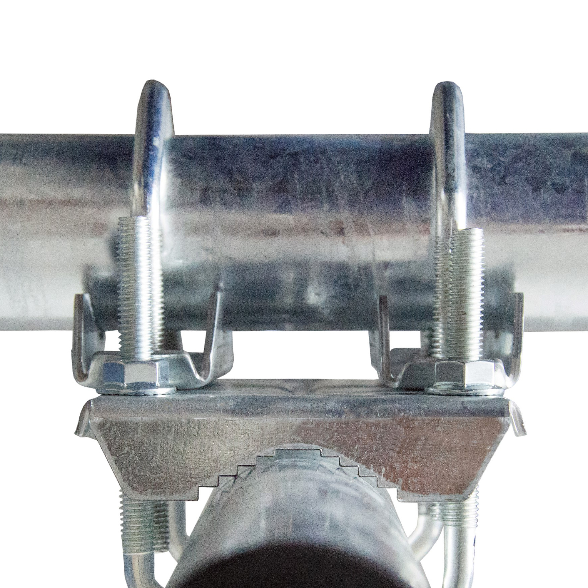 Metallklemme verbindet zwei Stahlrohre mit U-Bolzen.