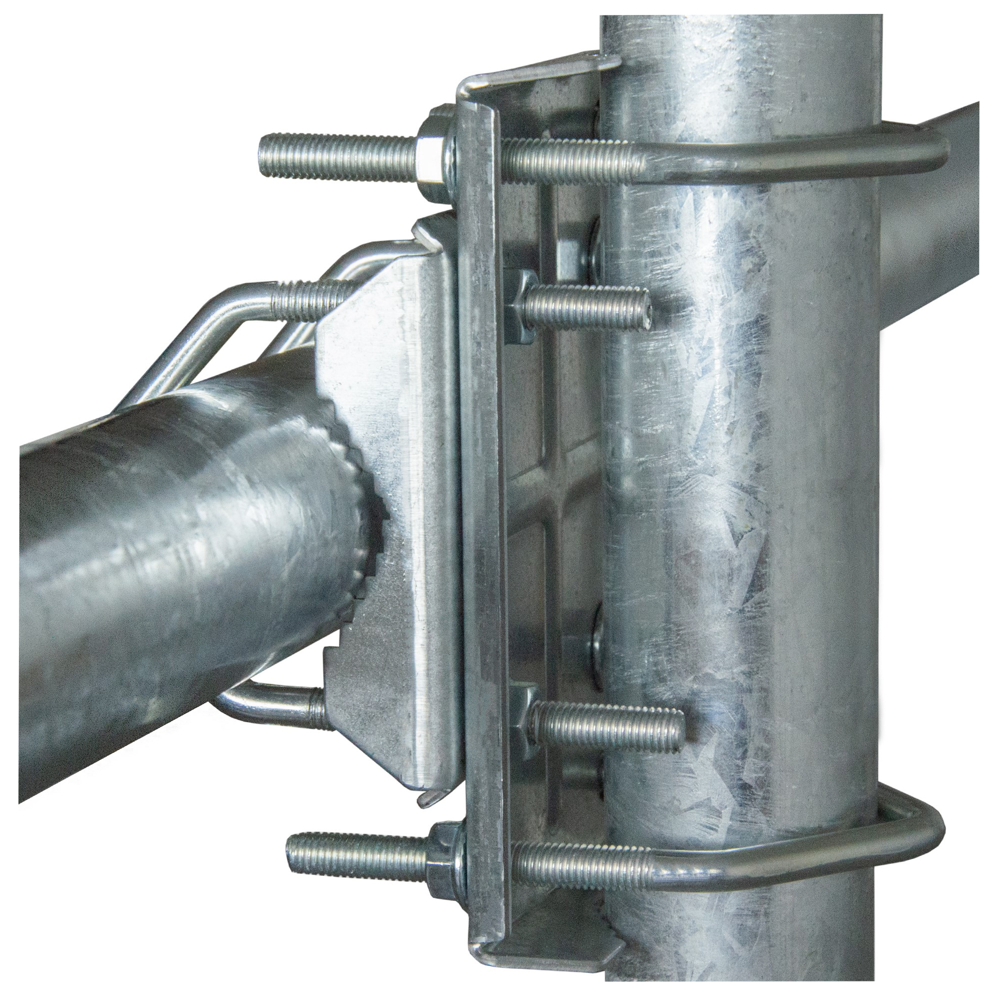 Verzinkte Metallhalterung mit U-Bolzen und Muttern zur Verbindung von zwei Rohren.