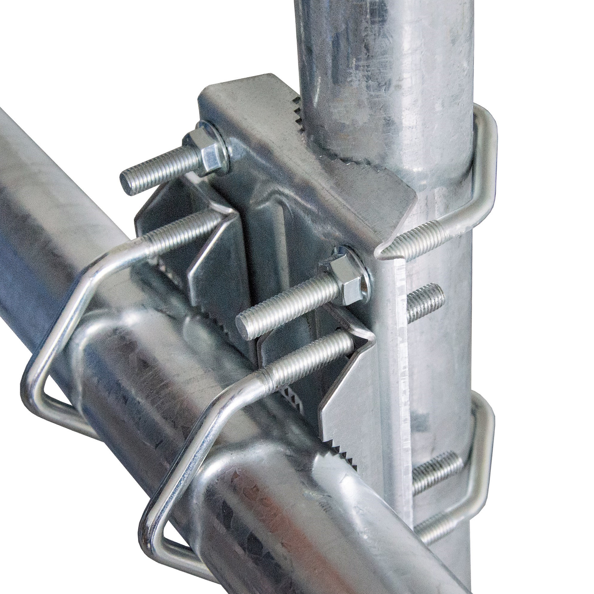 Eine Metallklammer verbindet zwei senkrechte Stahlrohre, gesichert mit U-Bögen und Muttern.