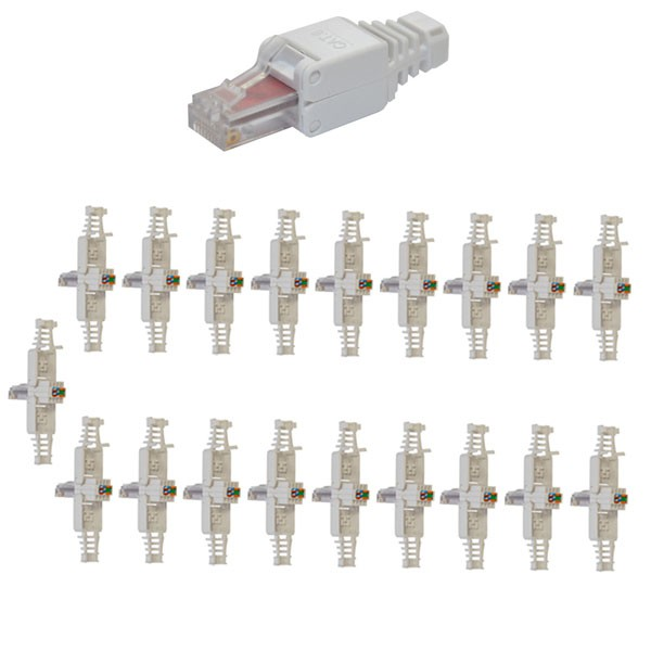 Ein weißer Cat.8 RJ45-Stecker oben und unten in zwei parallelen Reihen ausgelegt.