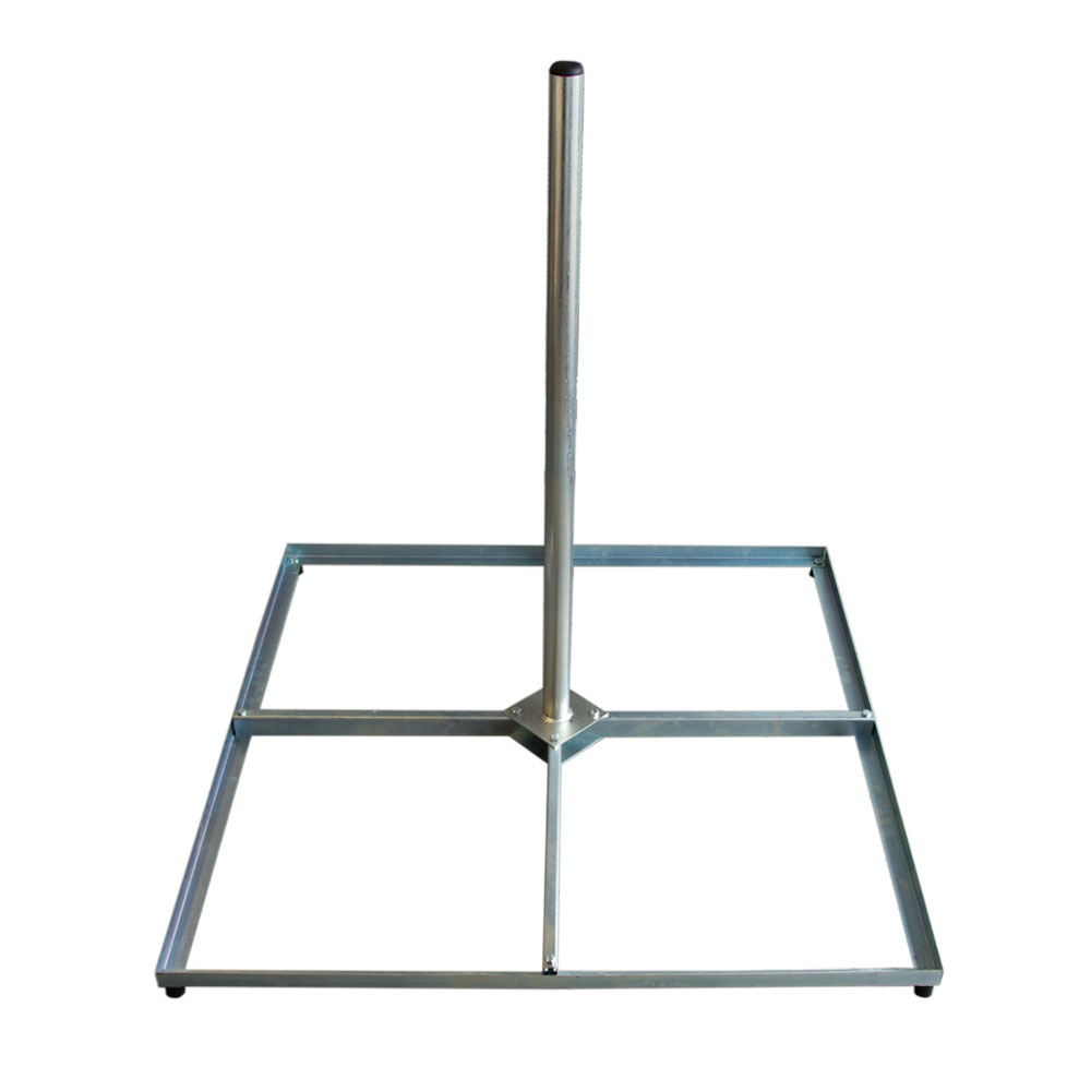 Ein quadratischer Metallrahmenständer mit einer vertikalen Stange in der Mitte vor weißem Hintergrund.