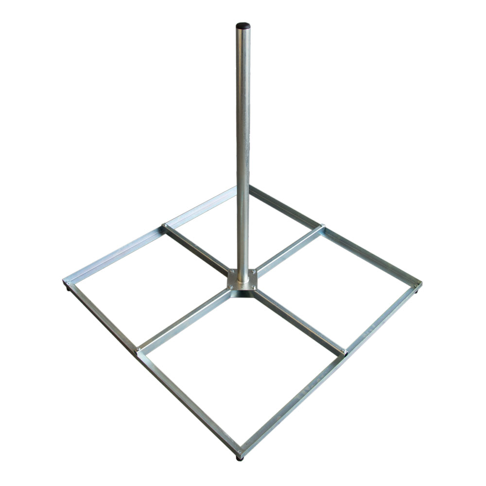 Ein quadratischer Metallrahmen mit vier Feldern und einer senkrechten Stange in der Mitte auf weißem Hintergrund.