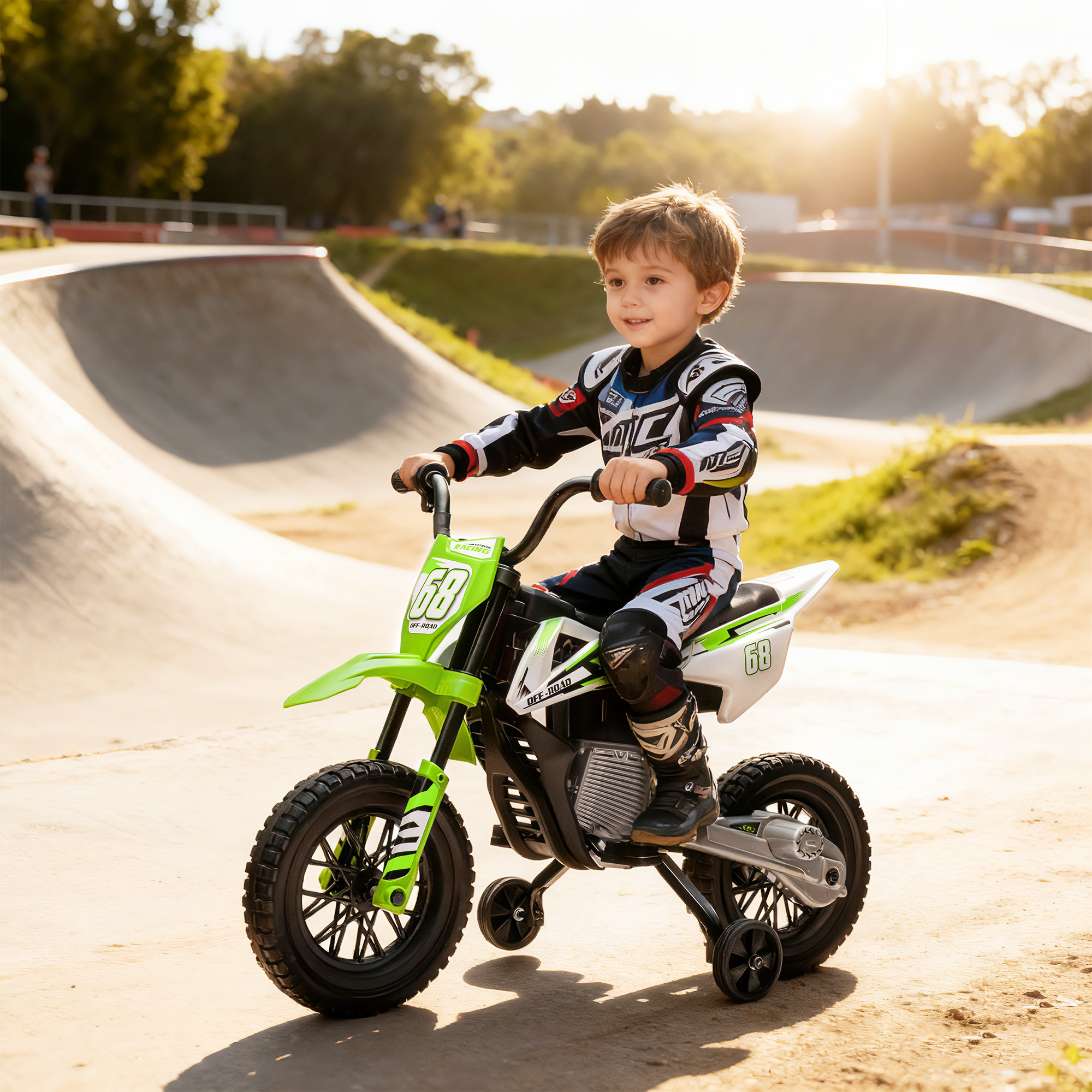 Bambino con abbigliamento da cross siede su una moto giocattolo verde e bianca con rotelle alla luce del sole.