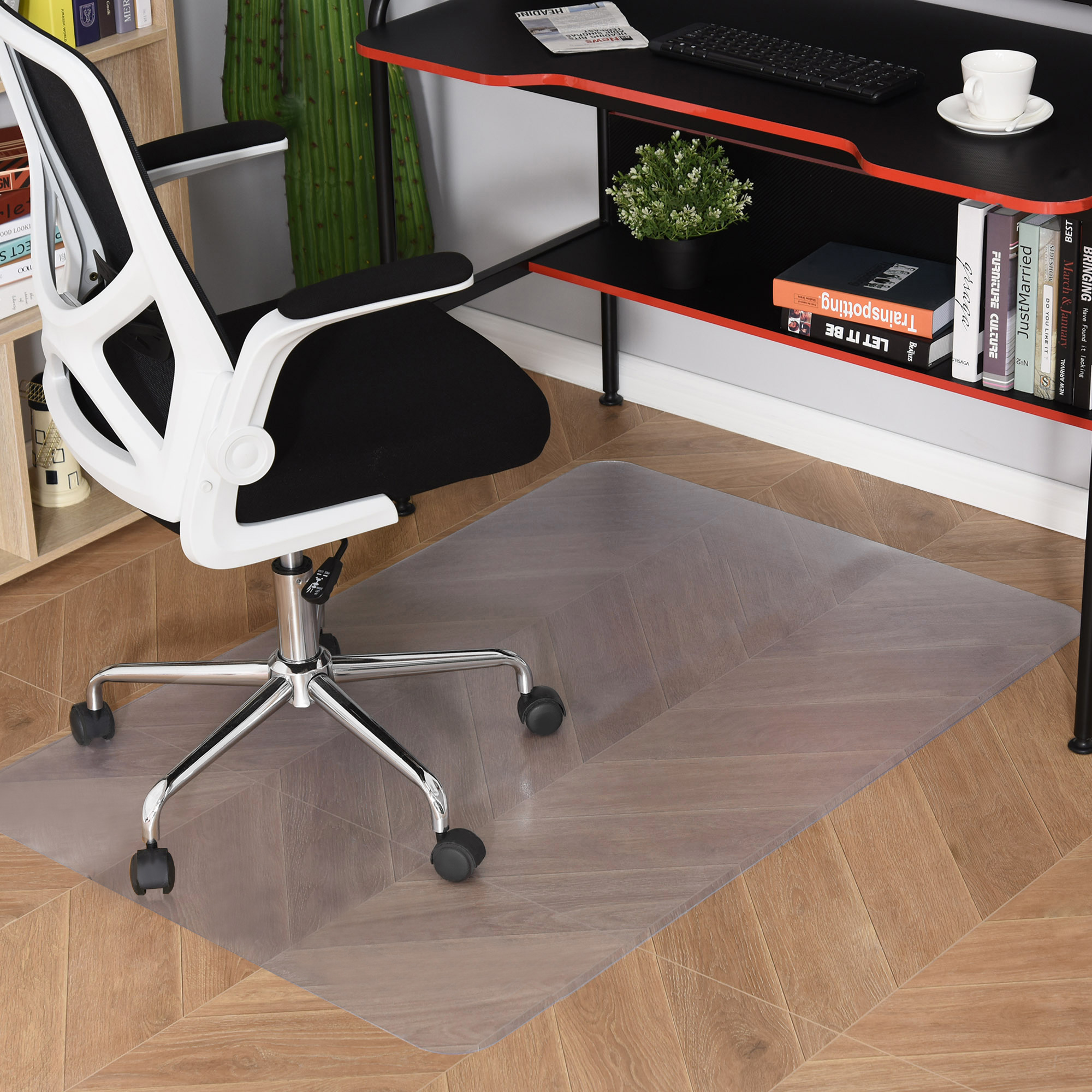 Una sedia da ufficio bianca su un tappeto trasparente davanti a una scrivania nera su parquet.