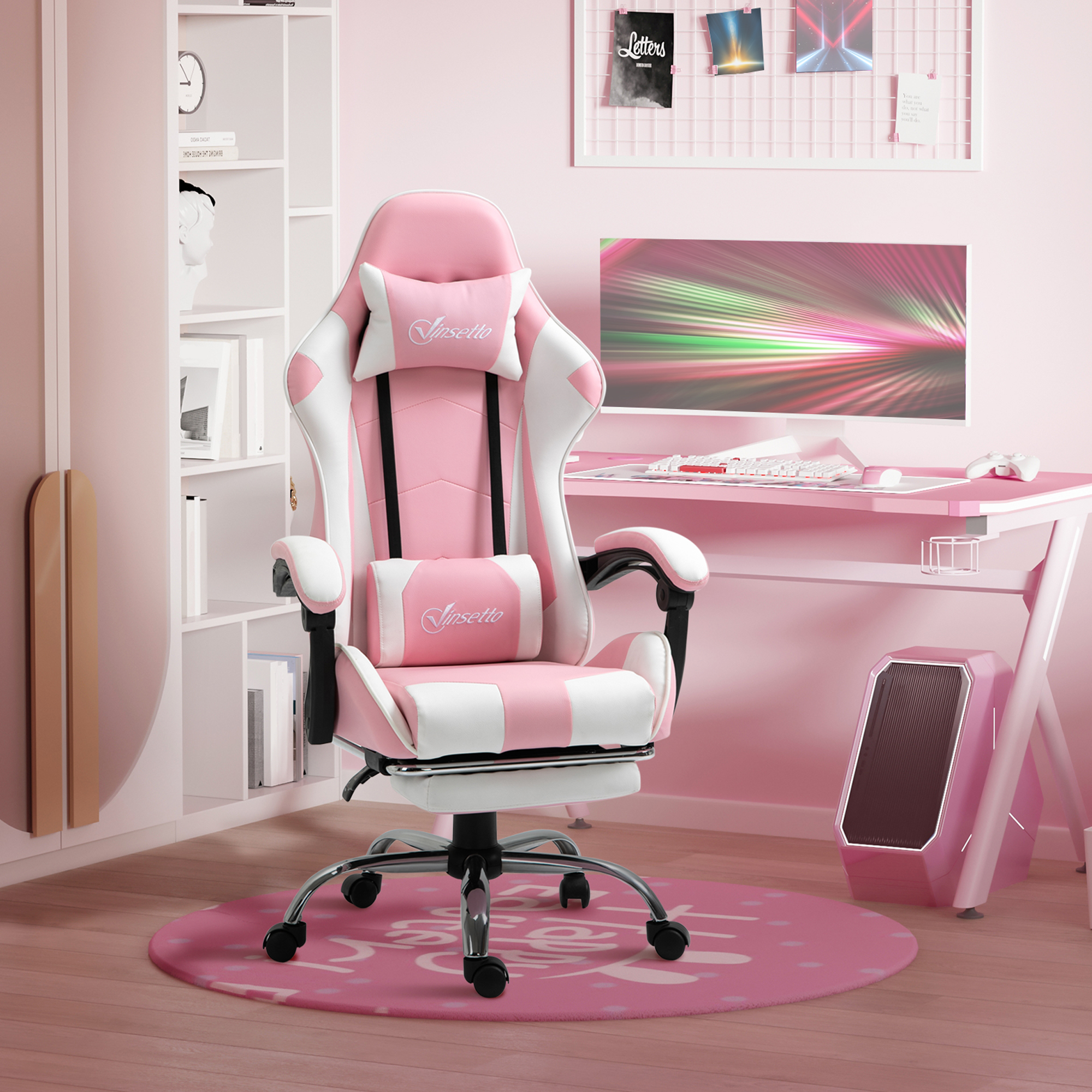 Una sedia da gaming rosa e bianca in una stanza rosa brillante con scrivania e computer.
