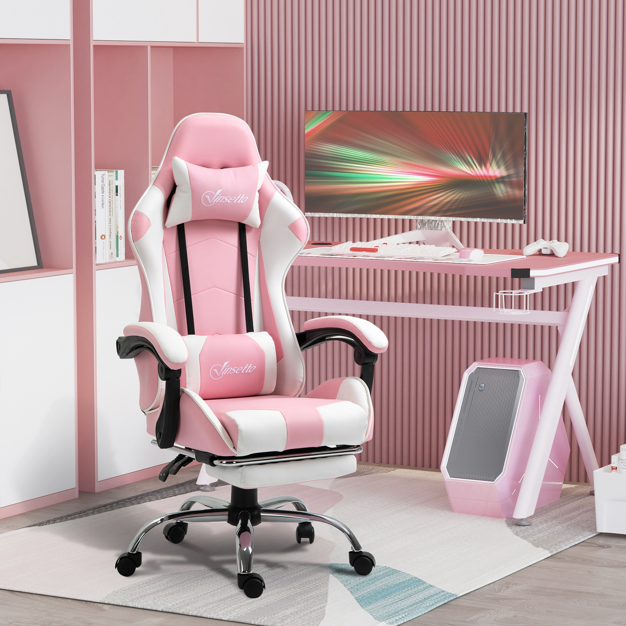 Una sedia da gaming rosa e bianca davanti a una scrivania rosa con monitor, tower e parete scanalata.