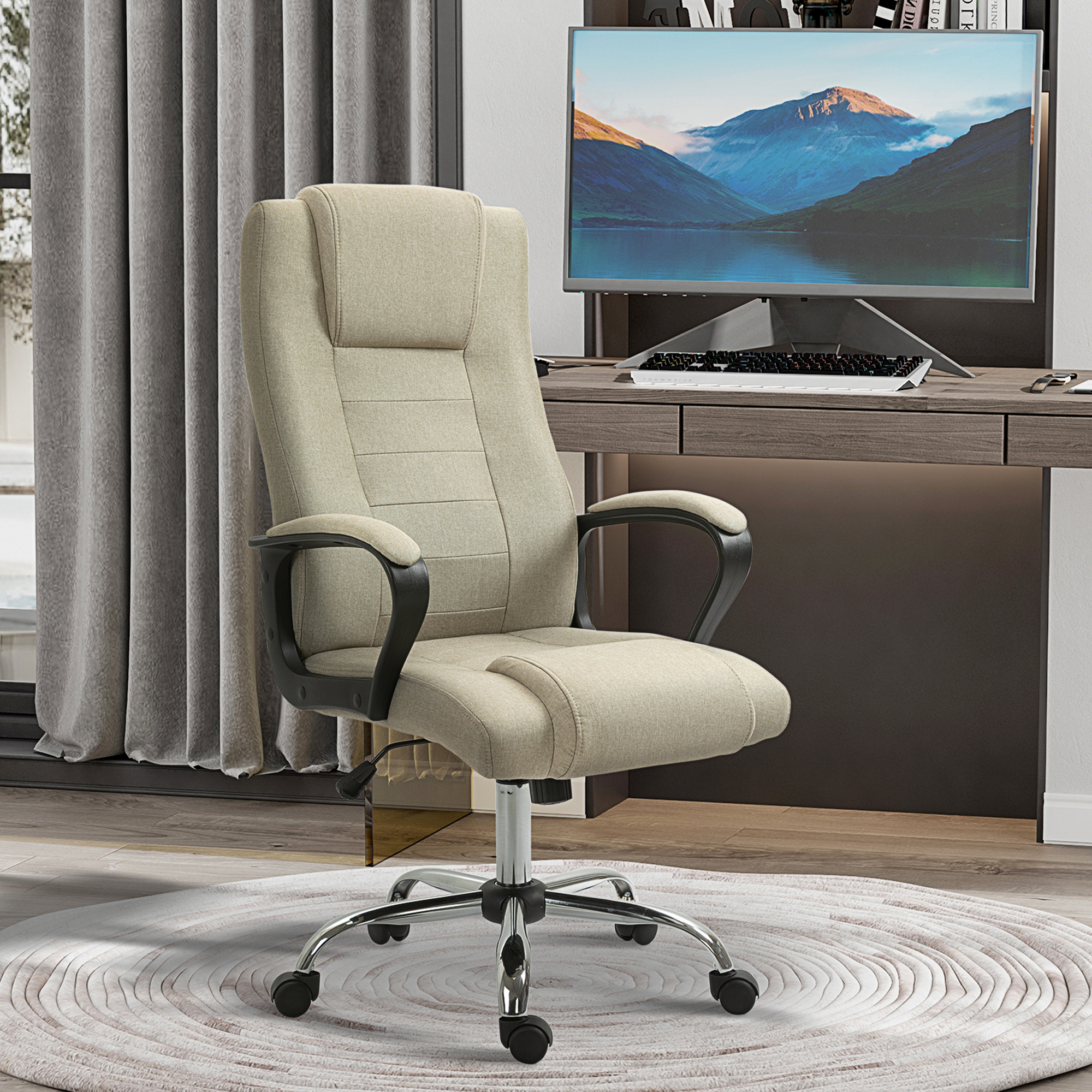 Sedia da ufficcio beige con braccioli neri su un tappeto rotondo davanti a una scrivania con monitor.