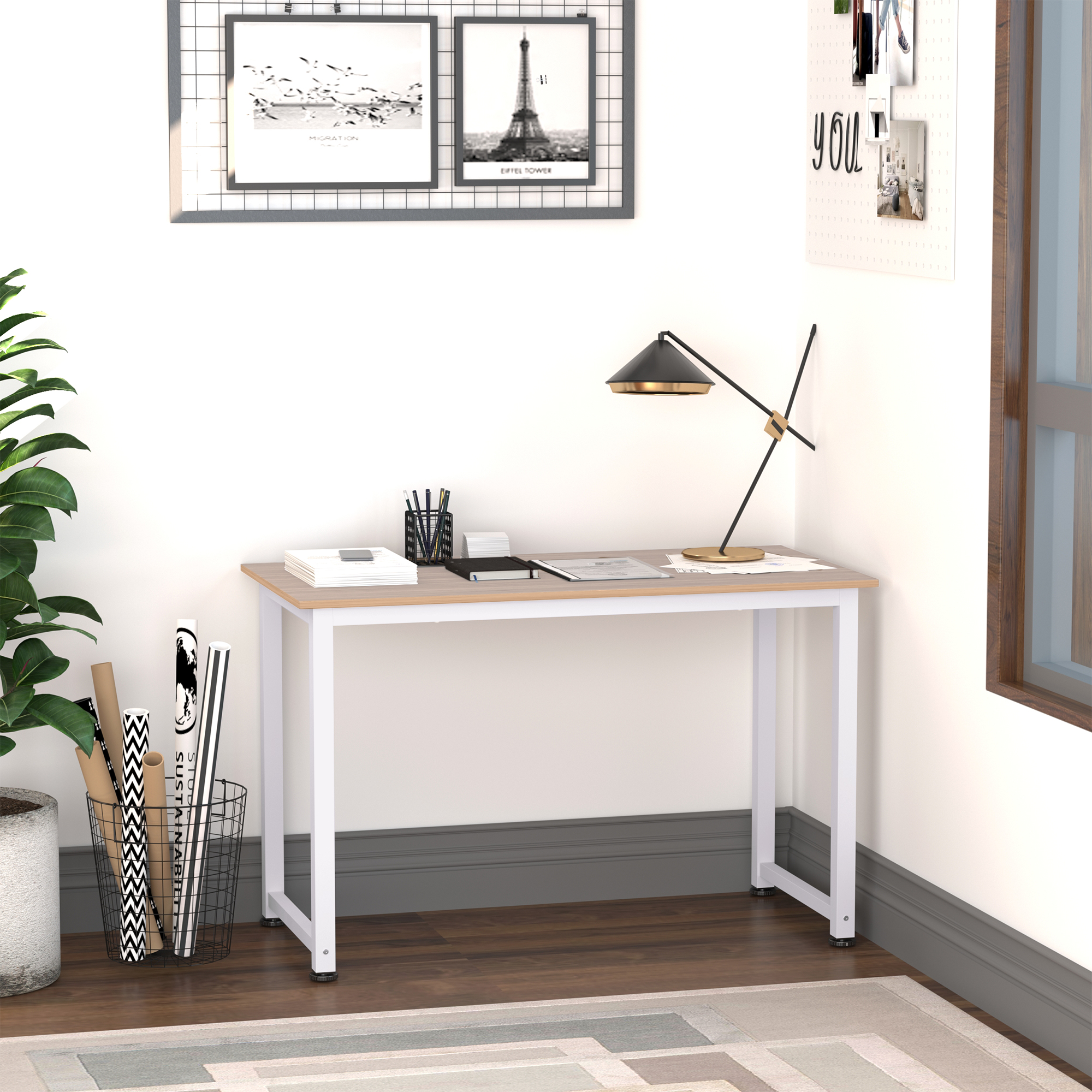 Scrivania moderna con struttura in metallo bianco, lampada e oggetti decorativi.