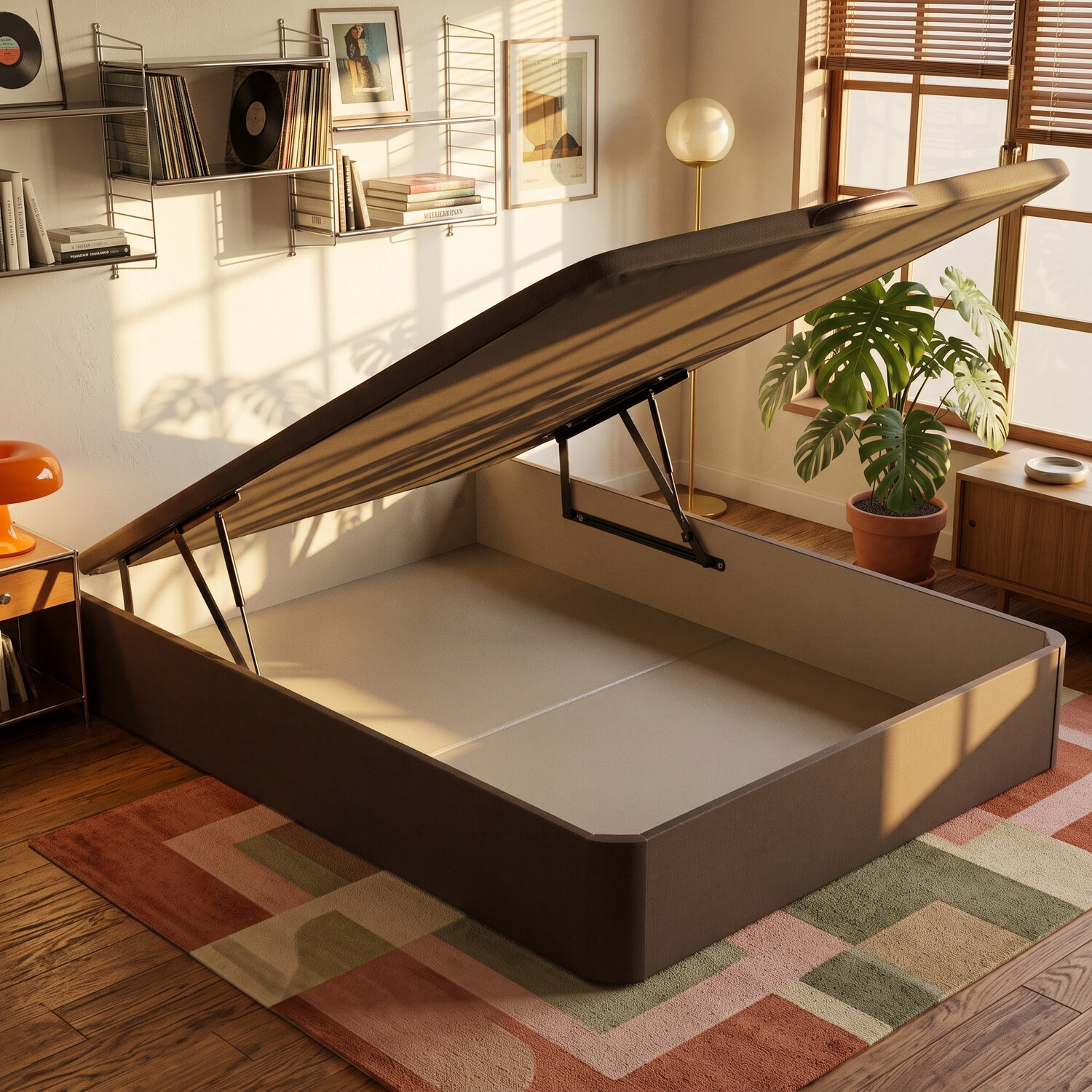 Una cama marrón con compartimento de almacenamiento abierto en una habitación luminosa, sobre una alfombra colorida.