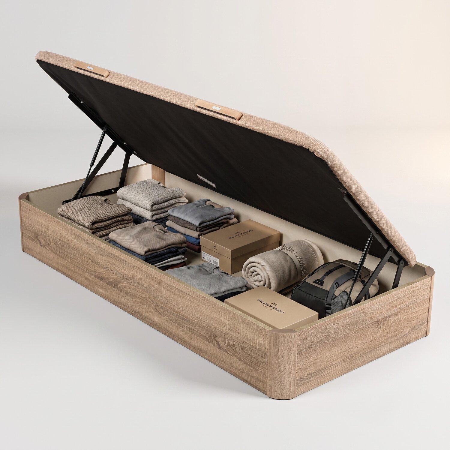 Una base de cama de madera levantada muestra almacenamiento lleno de ropa doblada, cajas y una manta enrollada.