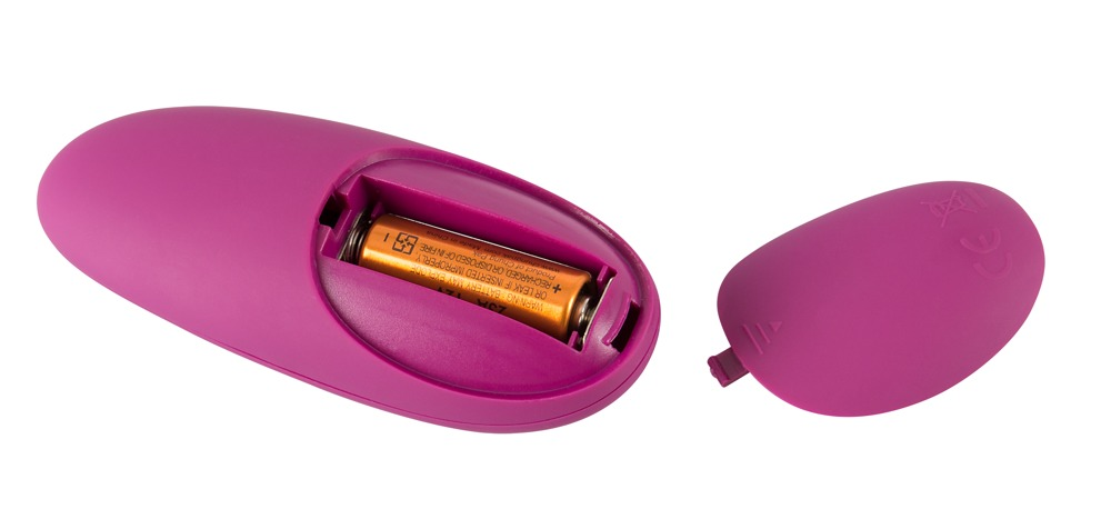 Ein magentafarbener Eier-Vibrator mit offenem Batteriefach und einer sichtbaren Batterie daneben auf weißem Hintergrund.