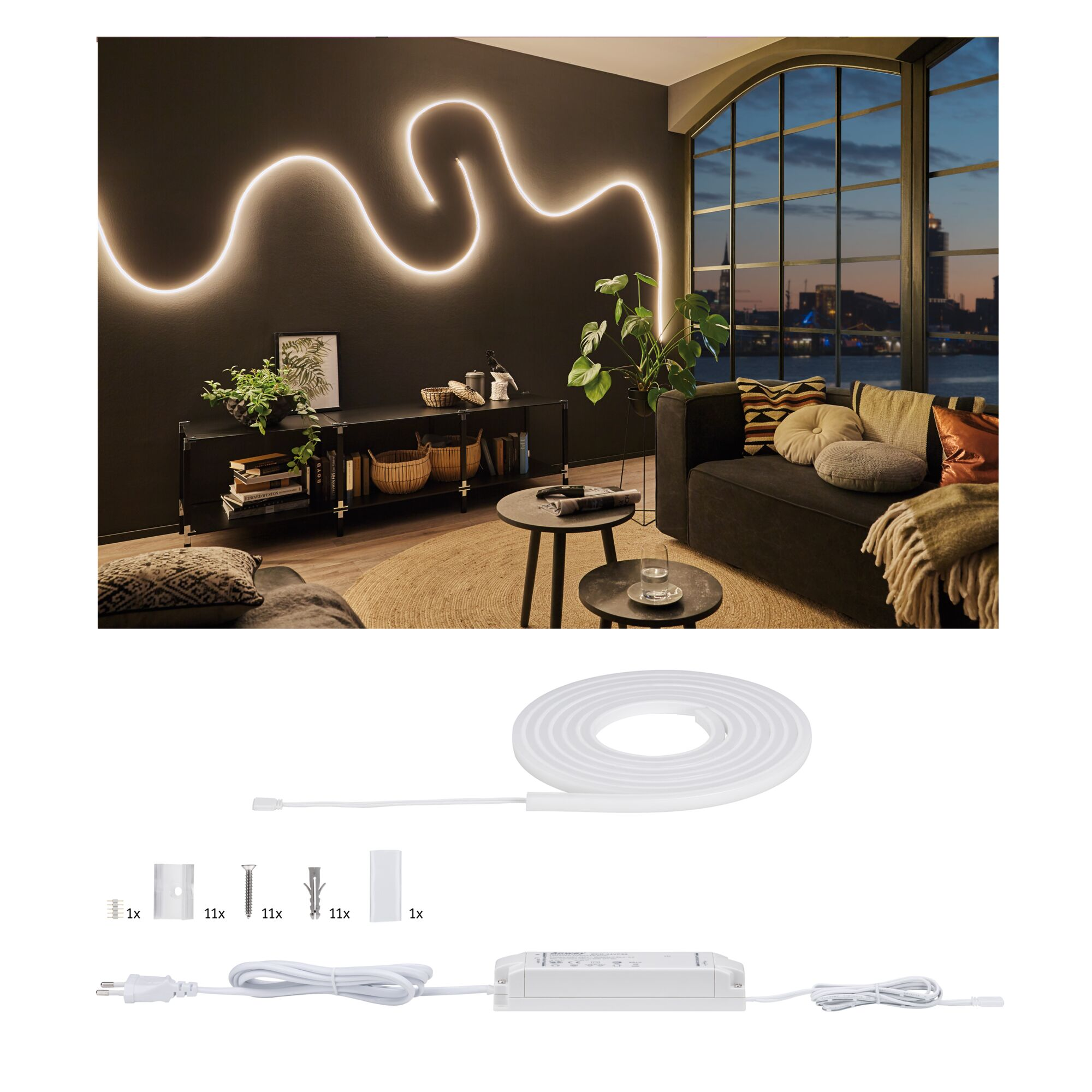 Wohnzimmer mit geschwungener LED-Leiste an der Wand sowie aufgerollte LED-Leiste, Clips, Schrauben und Netzteil.