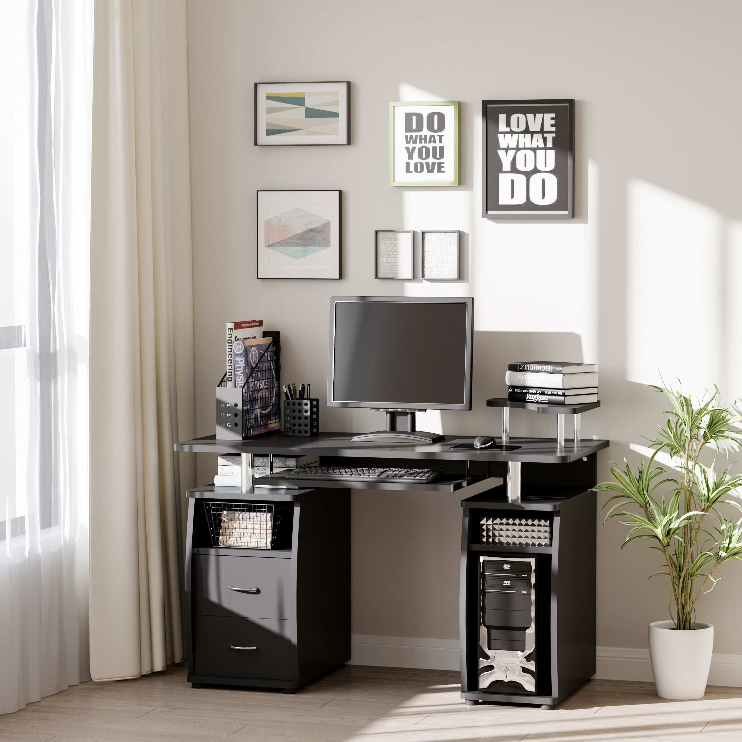 Una scrivania nera con PC, monitor e quadri alla parete si trova accanto a una finestra con tende bianche.