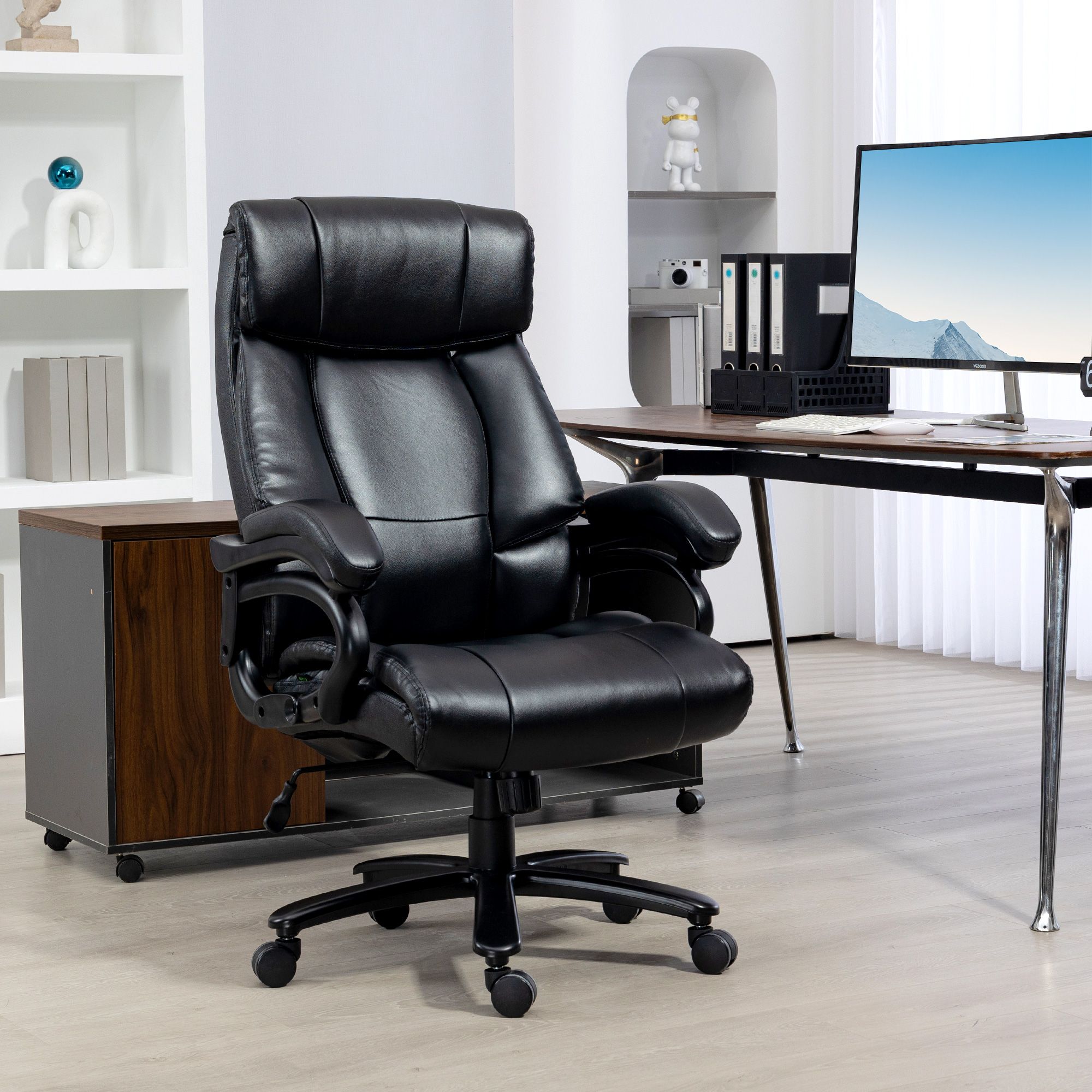 Una sedia da ufficcio nera ergonomica si trova in un ufficio moderno con pavimento in legno davanti a una scrivania.