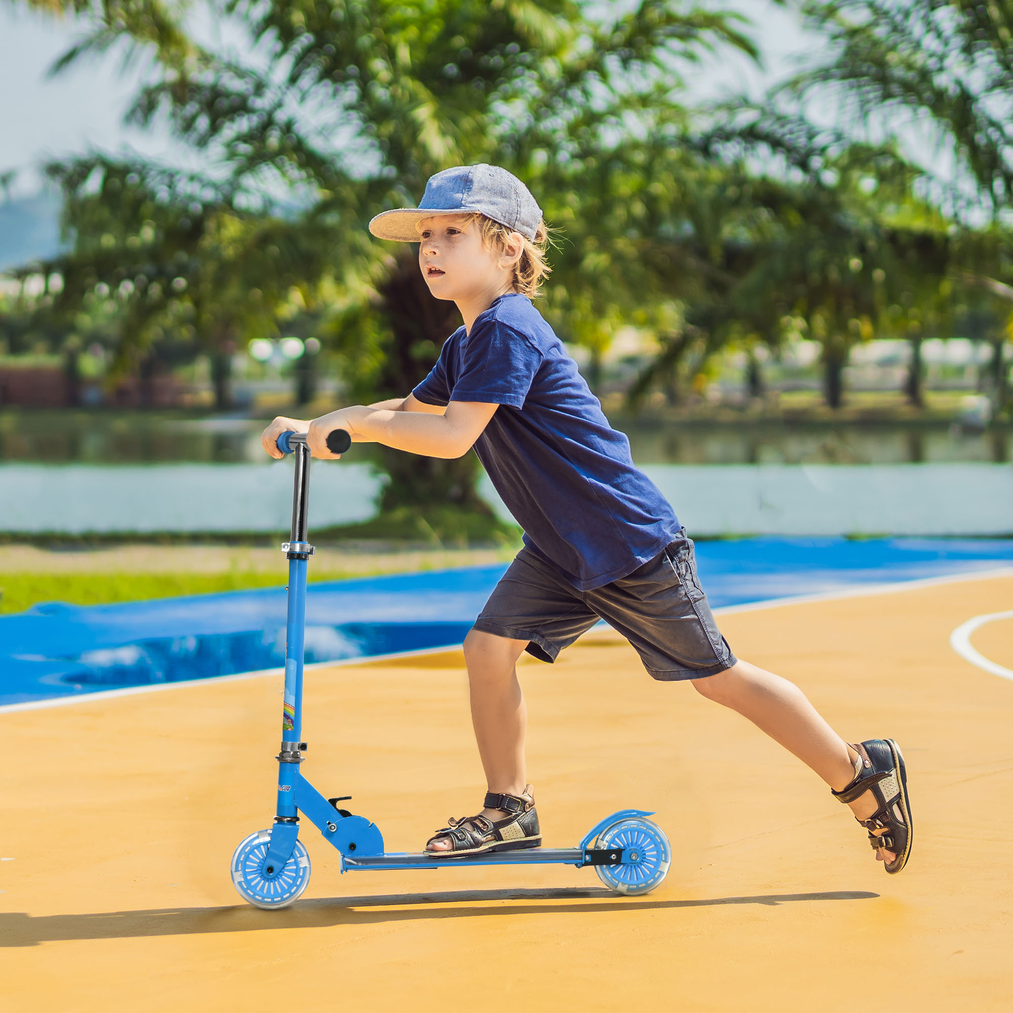 Un bambino con maglietta blu e berretto guida un monopattino blu su una pista gialla.