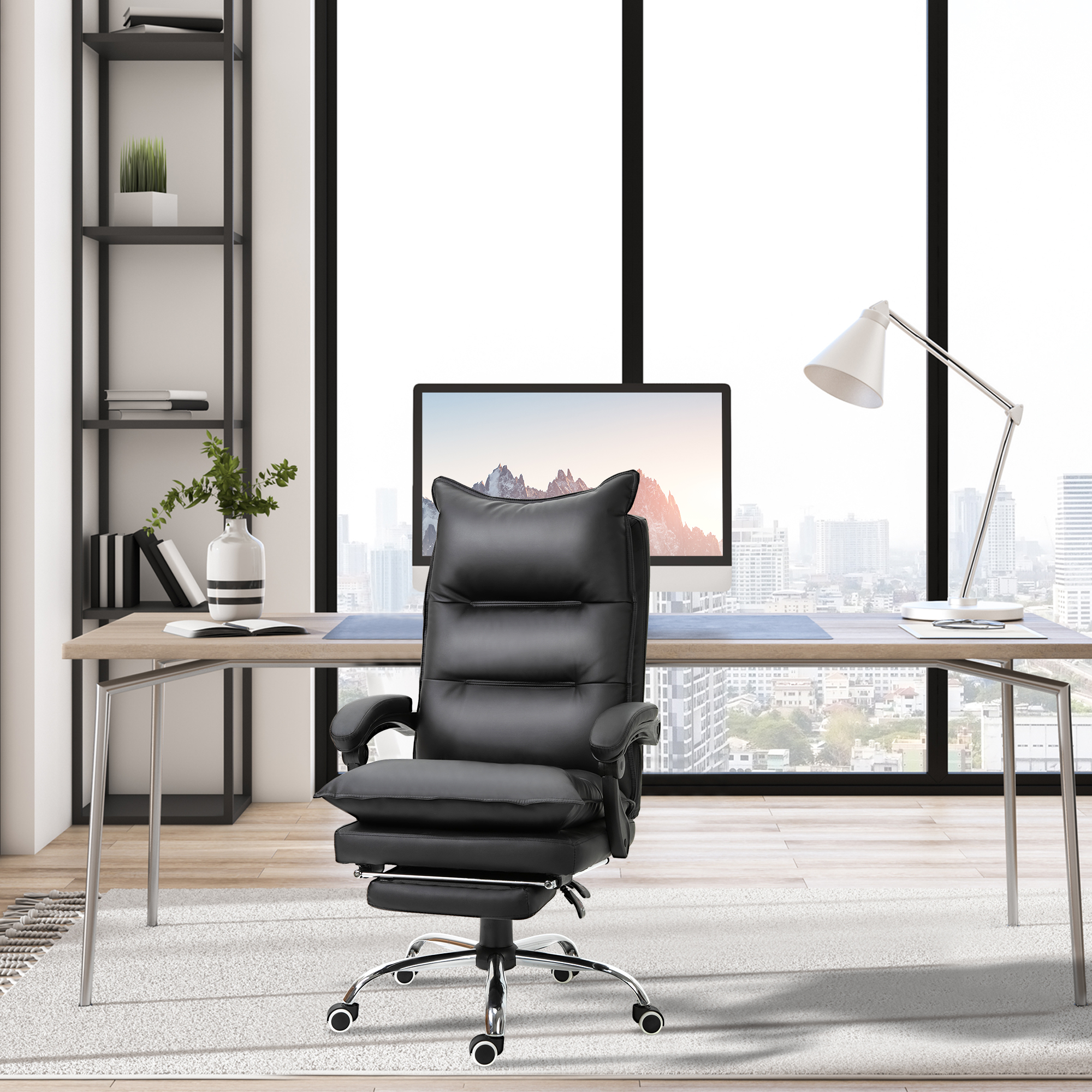 Ufficio moderno con poltrona in pelle nera, scrivania in legno, computer e vista sulla città.