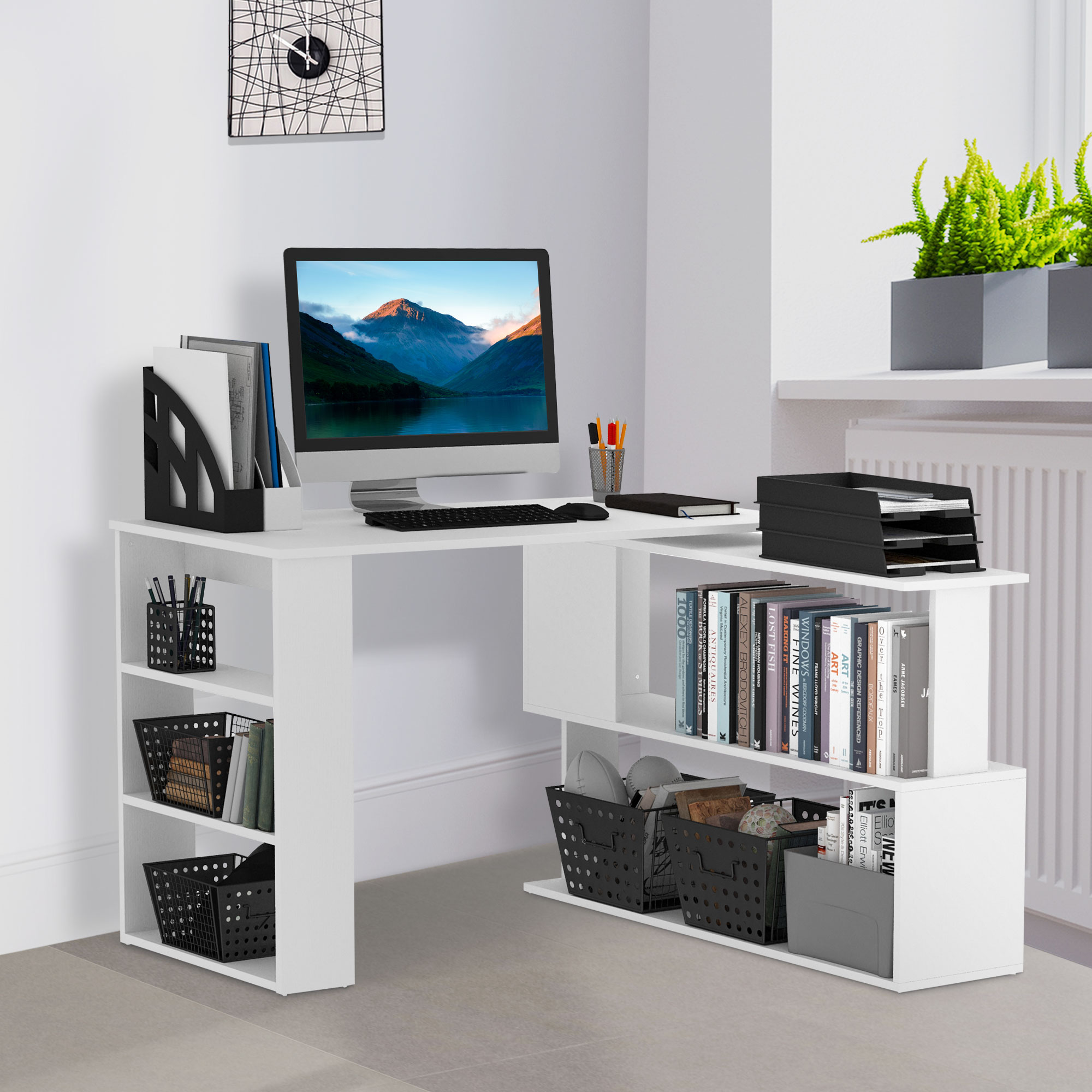 Moderno angolo scrivania bianco con computer, scaffali pieni di libri e decorazioni in una stanza luminosa.