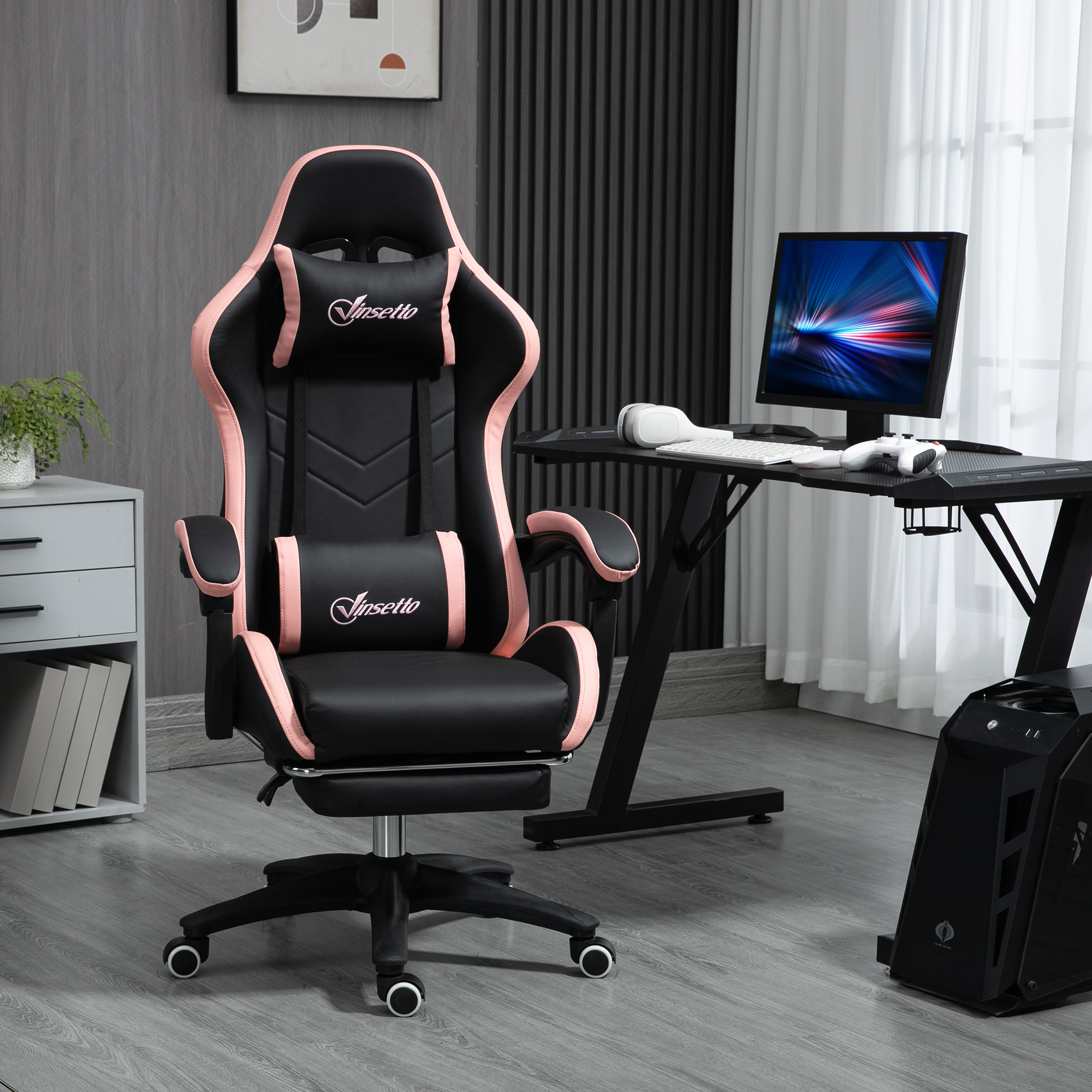Una sedia da gaming nera e rosa si trova in una stanza moderna con scrivania e computer.
