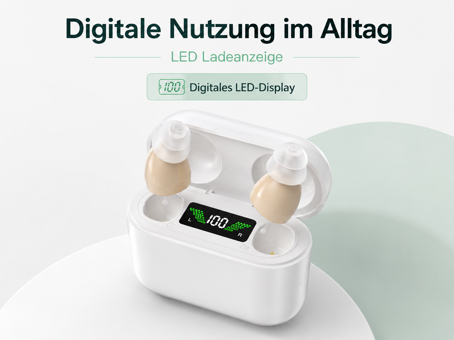 Weißes Ladecase mit zwei beigen Hörgeräten und grünem LED-Display.