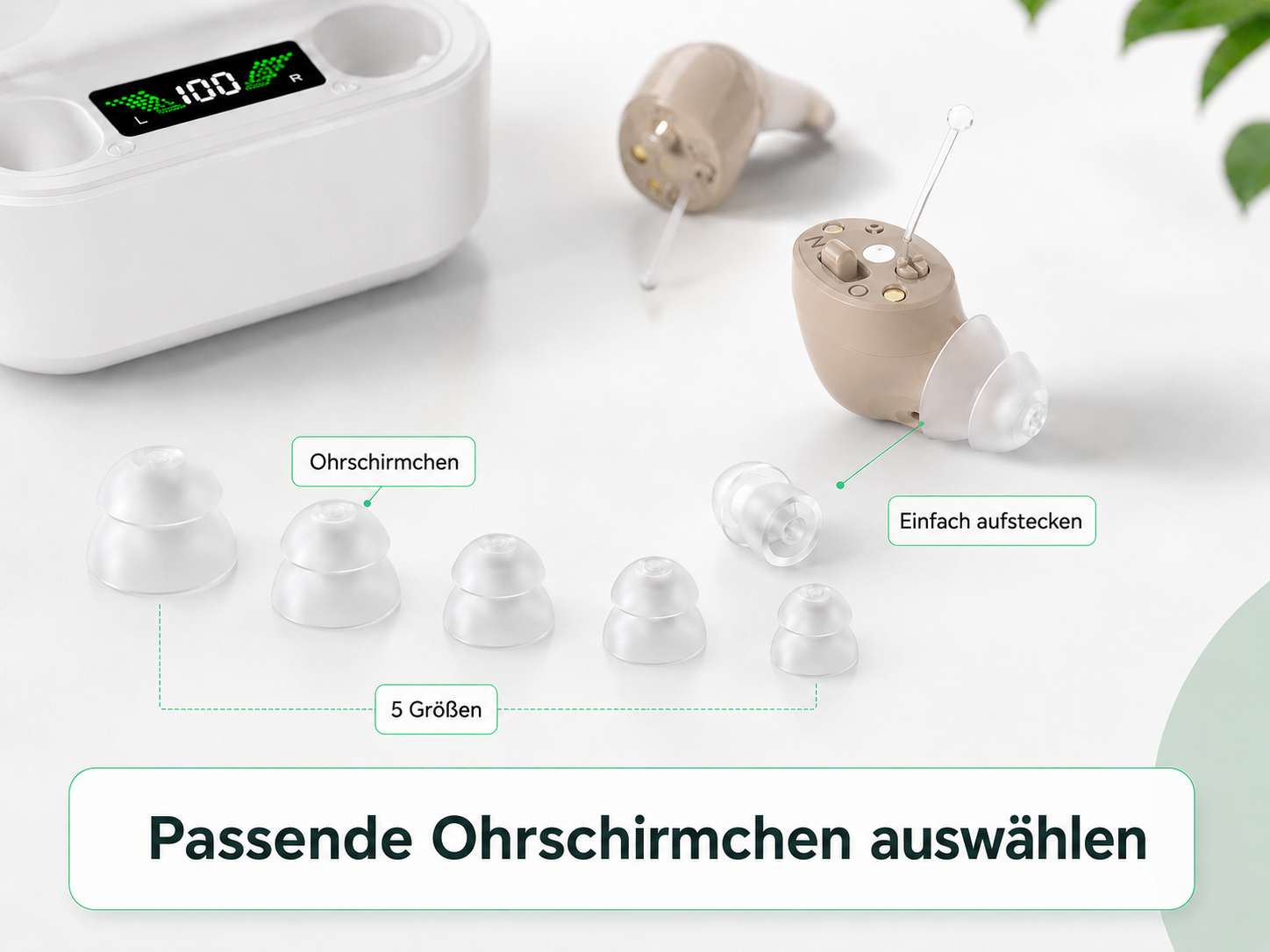Beige Hörgeräte mit Ladecase und fünf verschiedenen Größen von Silikon-Ohrschirmchen auf weißer Fläche.